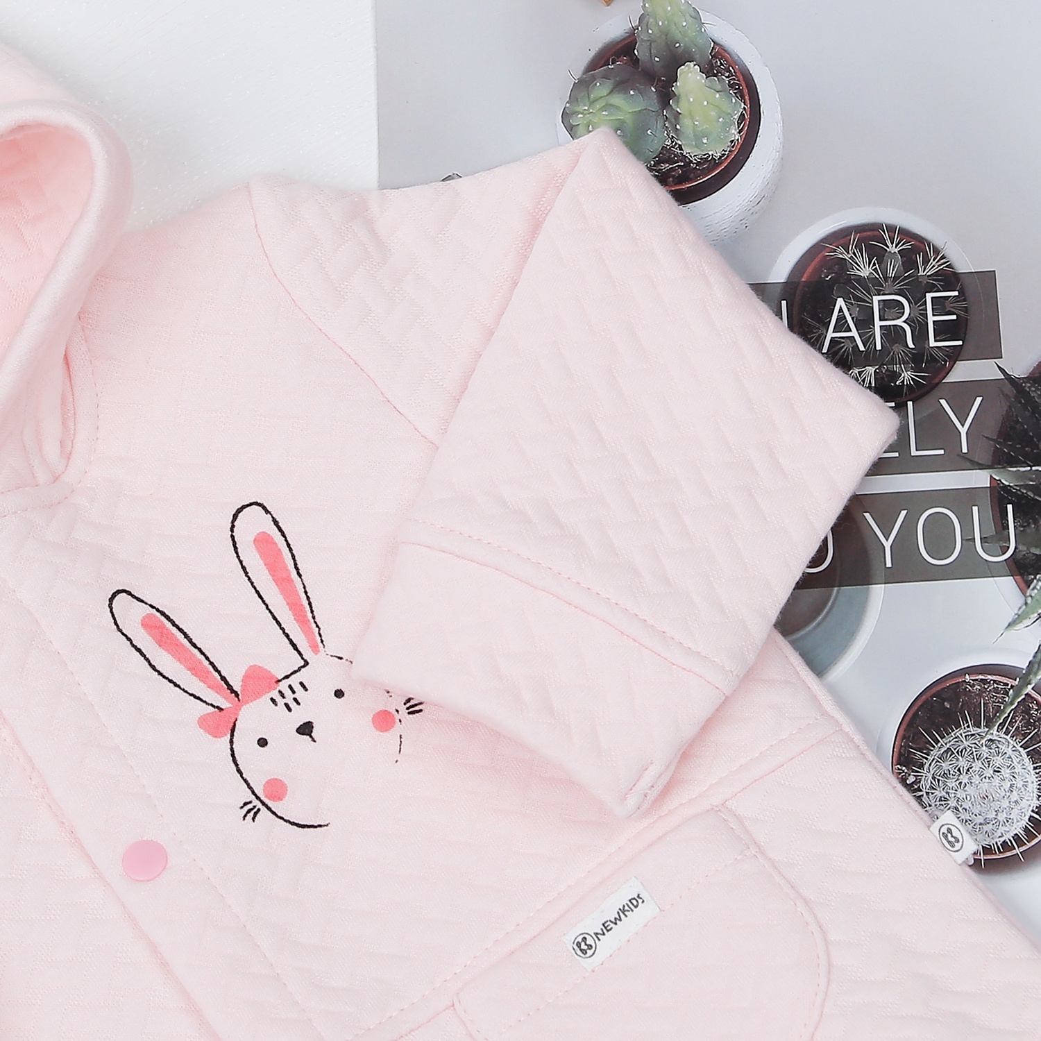 Áo khoác bông bé gái KidsPlaza in thỏ hồng M22D hình 3