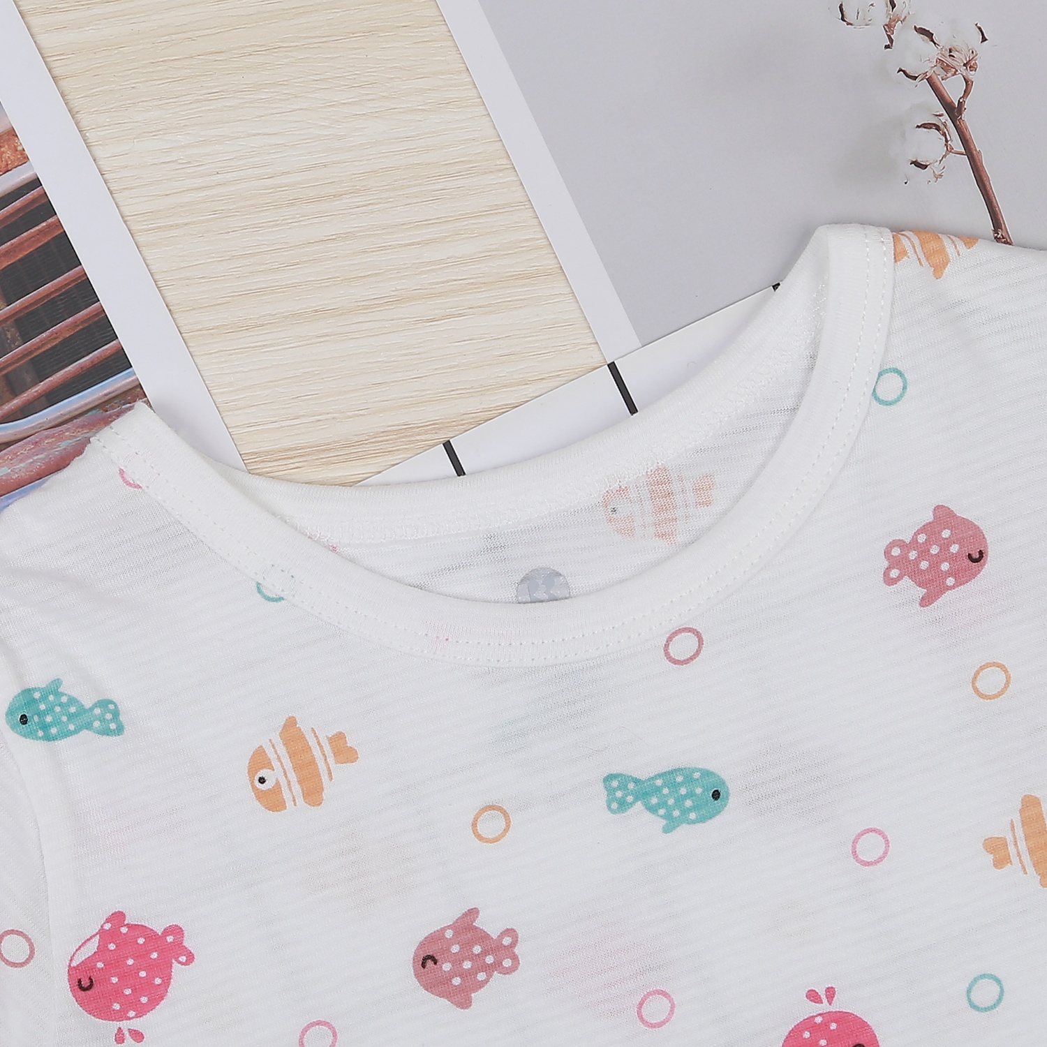 Bộ bé gái cộc tay KidsPlaza kẻ in cá M22H (Trắng) hình 3