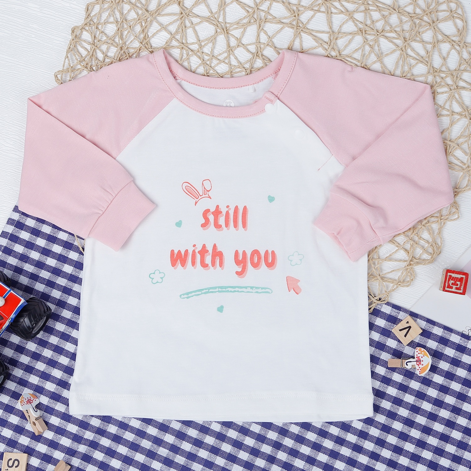 Bộ bé gái dài tay cài vai Otis KidsPlaza ND22T (Trắng Hồng) hình 2