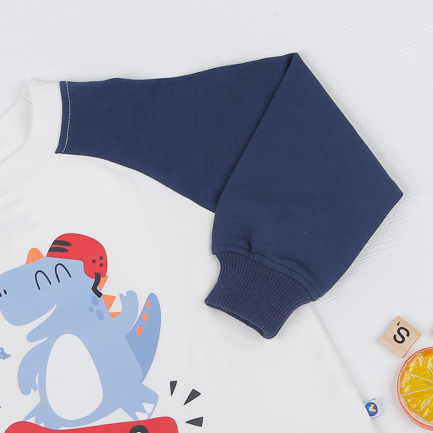 Bộ quần áo bé trai dài tay KidsPlaza in khủng long lướt ván HN22D (Xám) hình 3