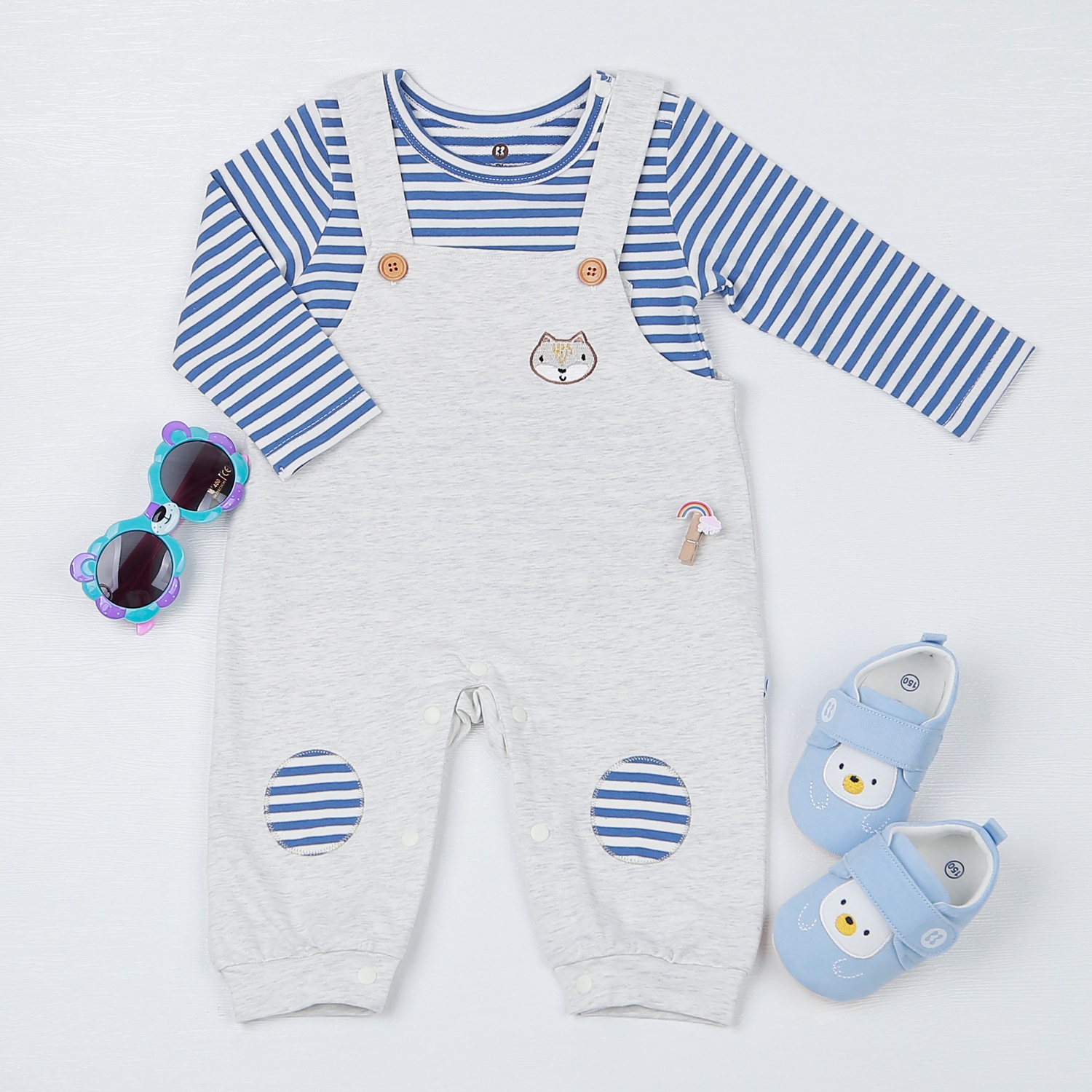 Set yếm bé trai KidsPlaza in chữ kẻ xanh ghi HN22T hình 1