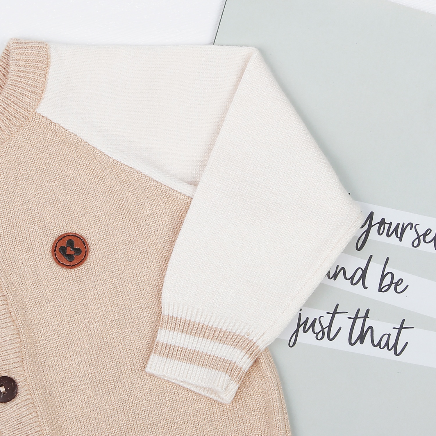 Áo len bé trai cài giữa KidsPlaza ND22D (Nâu Be) hình 3