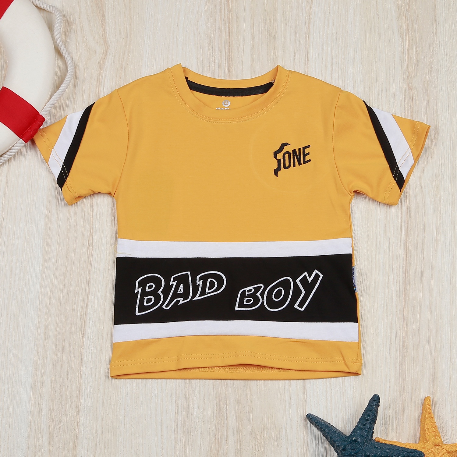 Bộ bé trai cộc tay Kids Plaza in Bad Boy VY22H (Vàng)  hình 2