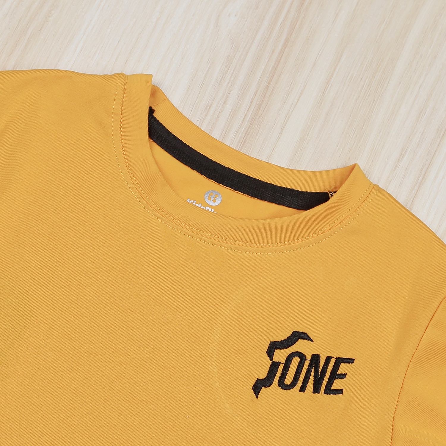 Bộ bé trai cộc tay Kids Plaza in Bad Boy VY22H (Vàng)  hình 3