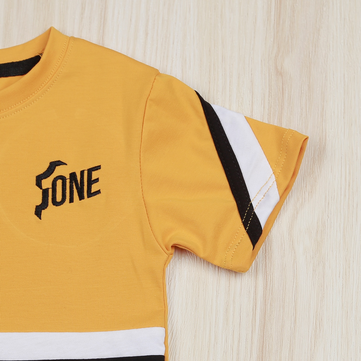 Bộ bé trai cộc tay Kids Plaza in Bad Boy VY22H (Vàng)  hình 4