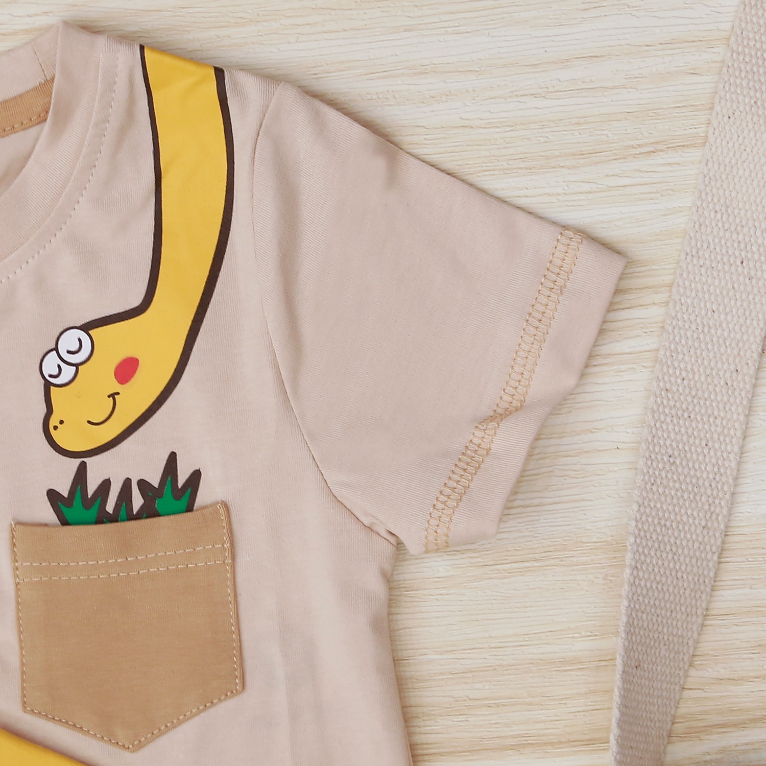 Bộ cộc bé trai in khủng long ăn cỏ KidsPlaza TT22H (Be) hình 4