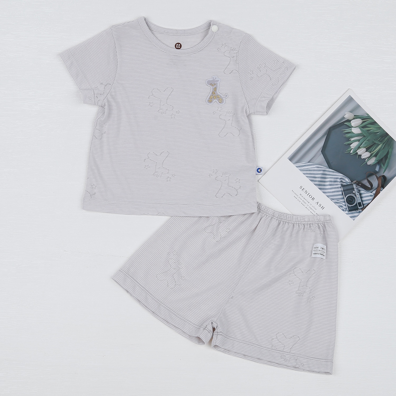 Bộ quần áo bé trai cộc tay cài vai in hươu ghi KidsPlaza HN23H hình 1