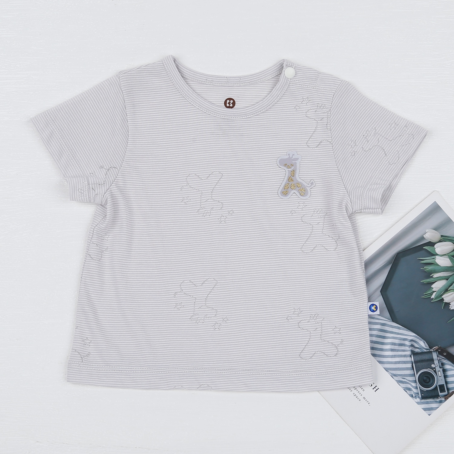 Bộ quần áo bé trai cộc tay cài vai in hươu ghi KidsPlaza HN23H hình 2