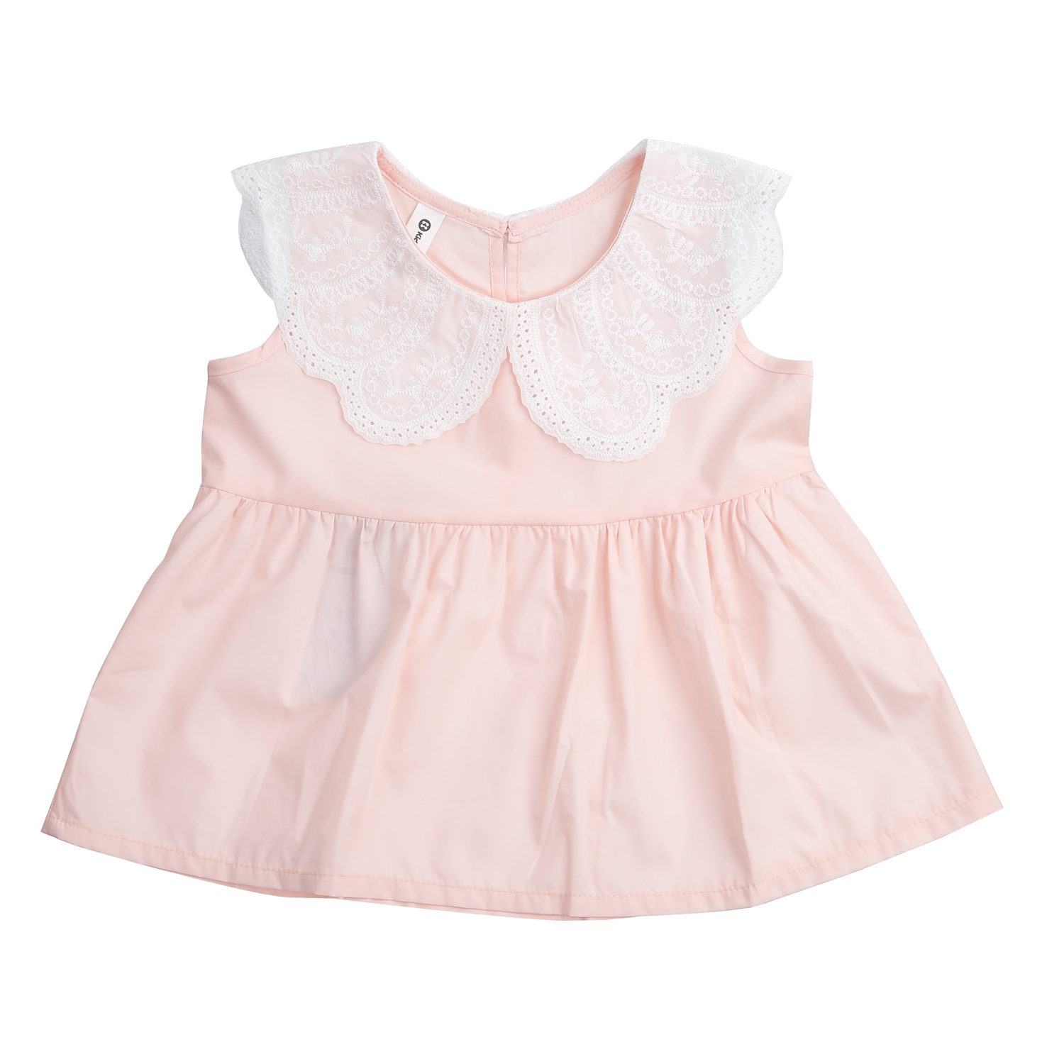 Áo với thiết kế kiểu dáng ba lỗ rộng rãi, thoải mái và phía sau có cúc cài, cổ áo tròn có ren