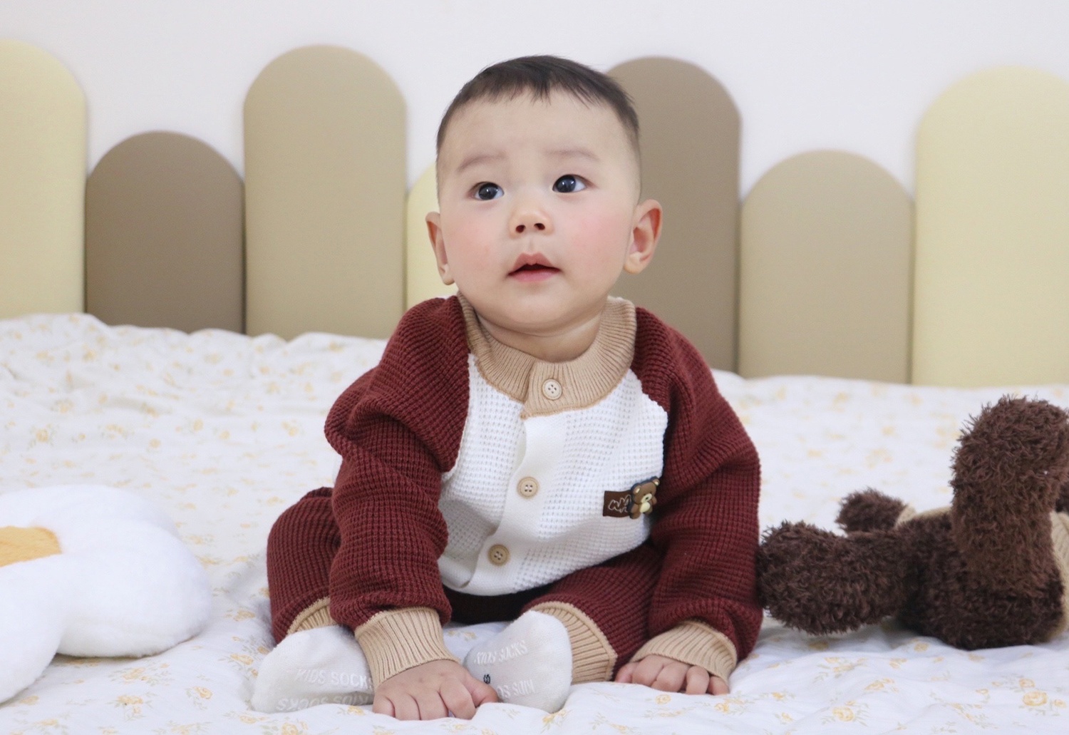 Bộ quần áo len bé trai Mamago 4 cúc gấu 25M-QA06 (Nâu be) hình 1