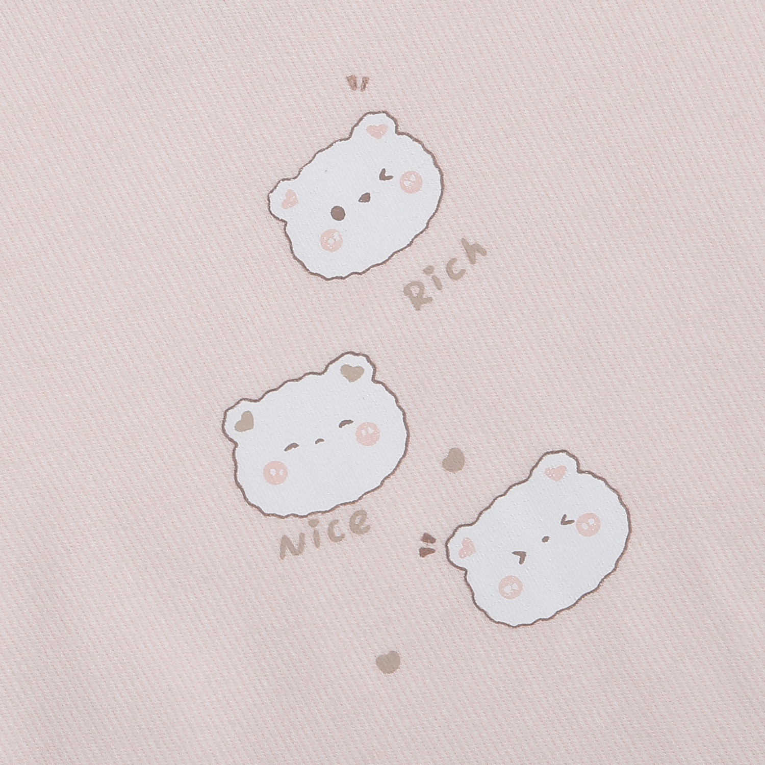 Gam hồng ngọt ngào kết hợp với họa tiết 3 chú gấu nhỏ dễ thương trước ngực giúp bé luôn trở nên nổi bật và đáng yêu trong mọi khoảng khắc.