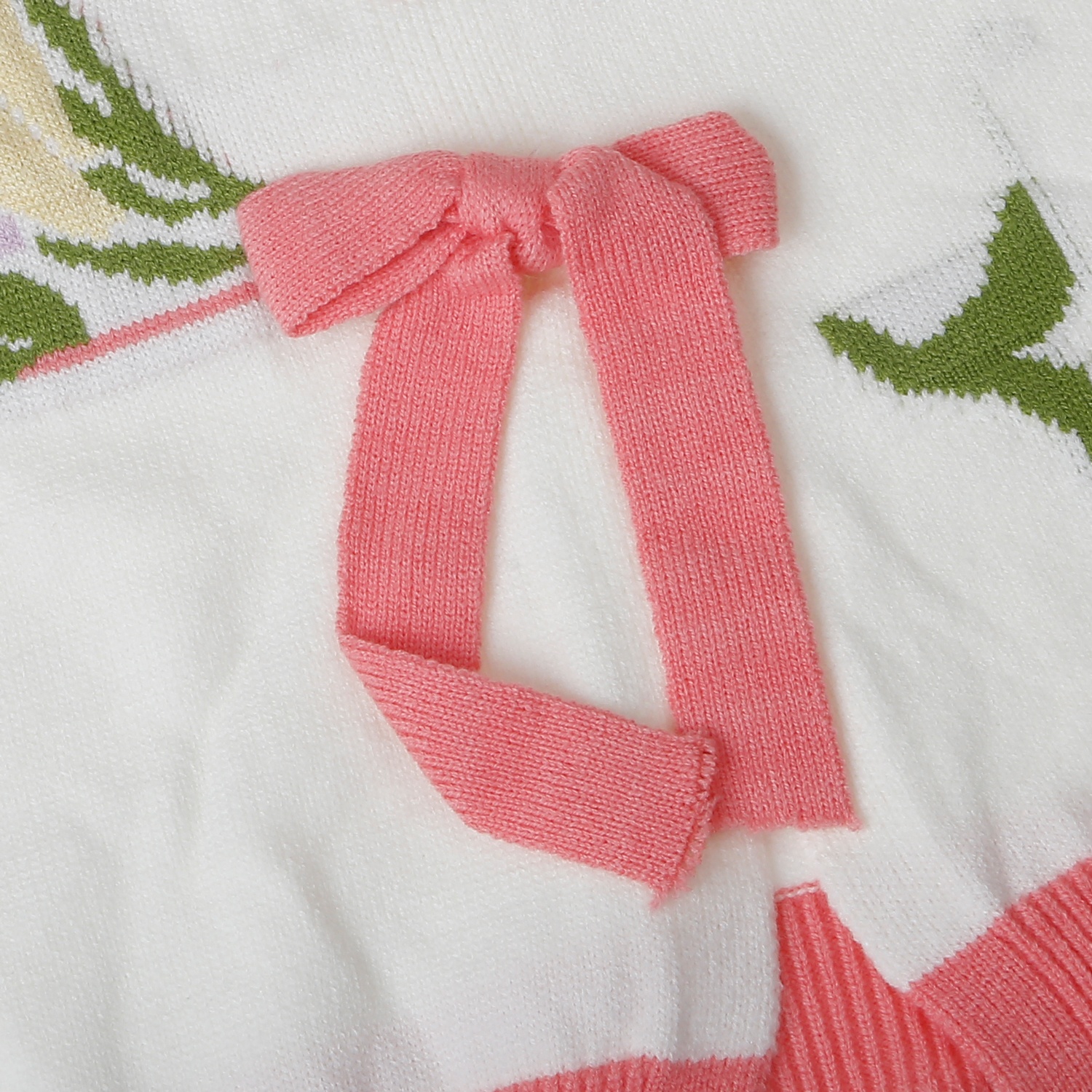 Đường may chi tiết tỉ mỉ cùng viền bo chắc chắn giúp chiếc áo luôn giữ được dáng sau nhiều lần giặt.