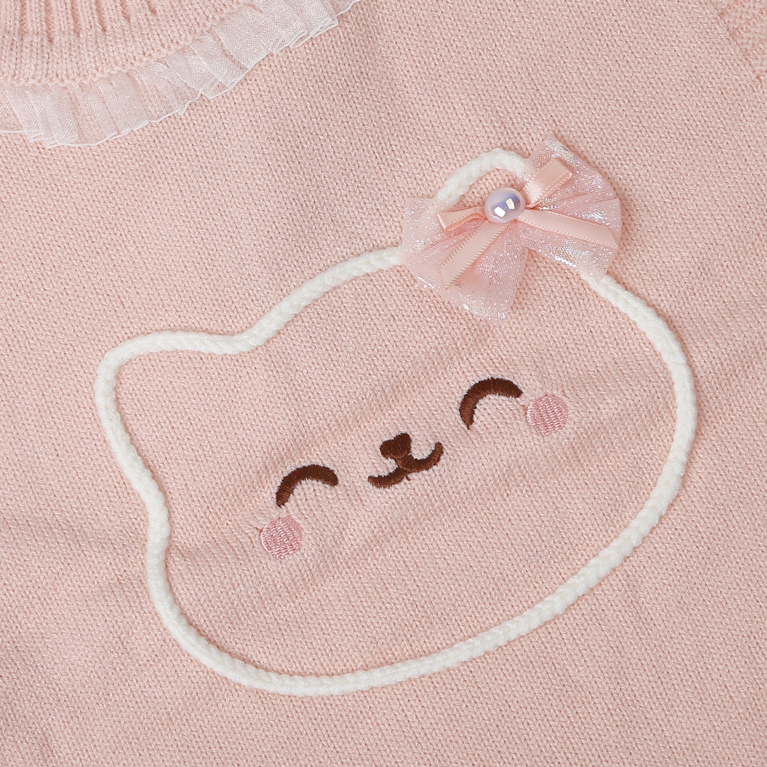 Đường may chi tiết tỉ mỉ cùng viền bo chắc chắn giúp chiếc áo luôn giữ được dáng sau nhiều lần giặt.