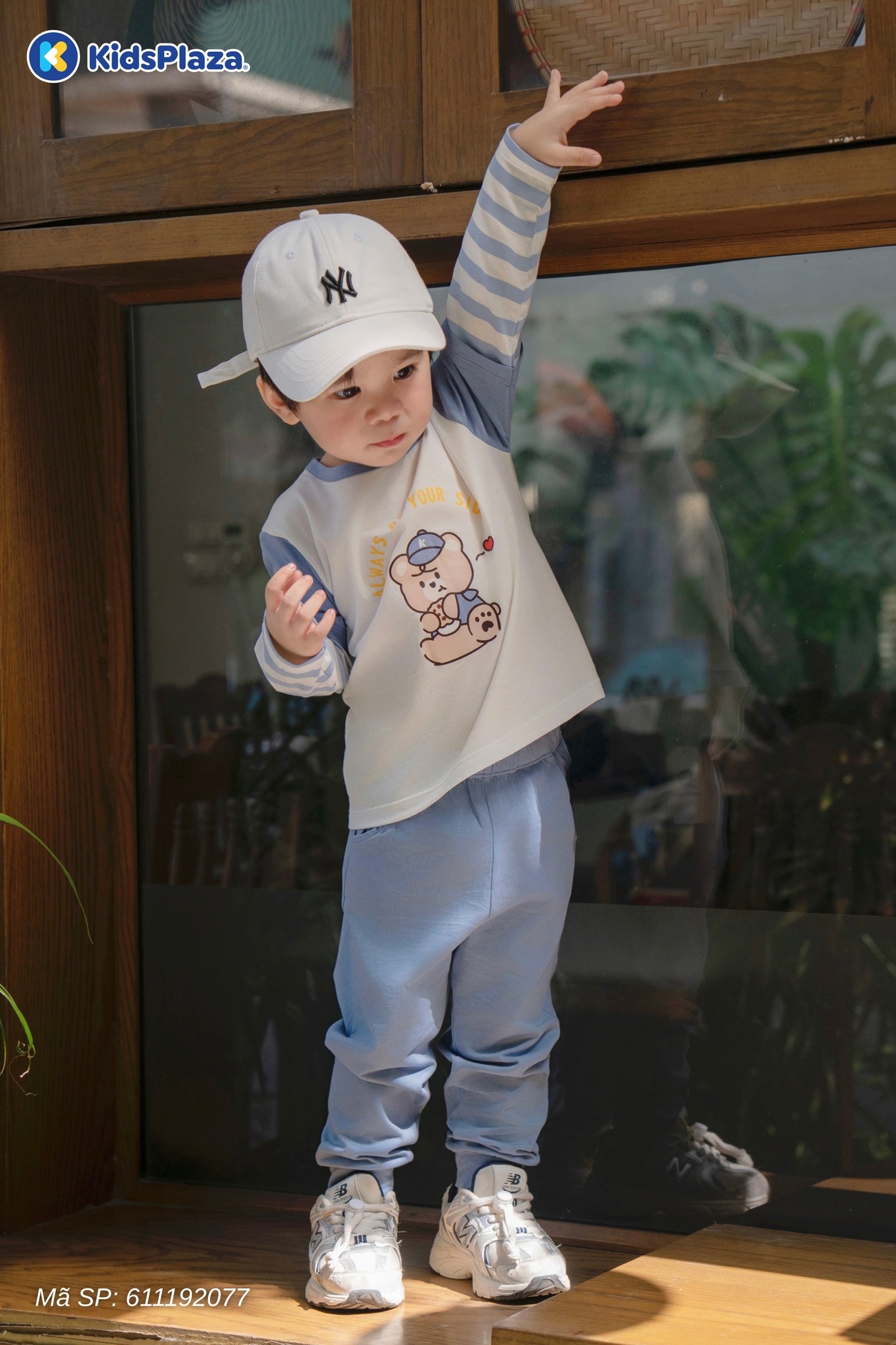 Gam màu trắng xanh kết hợp hài hòa cùng họa tiết in chú gấu nhỏ xinh xắn giúp bộ quần áo càng thêm phần năng động và đáng yêu.