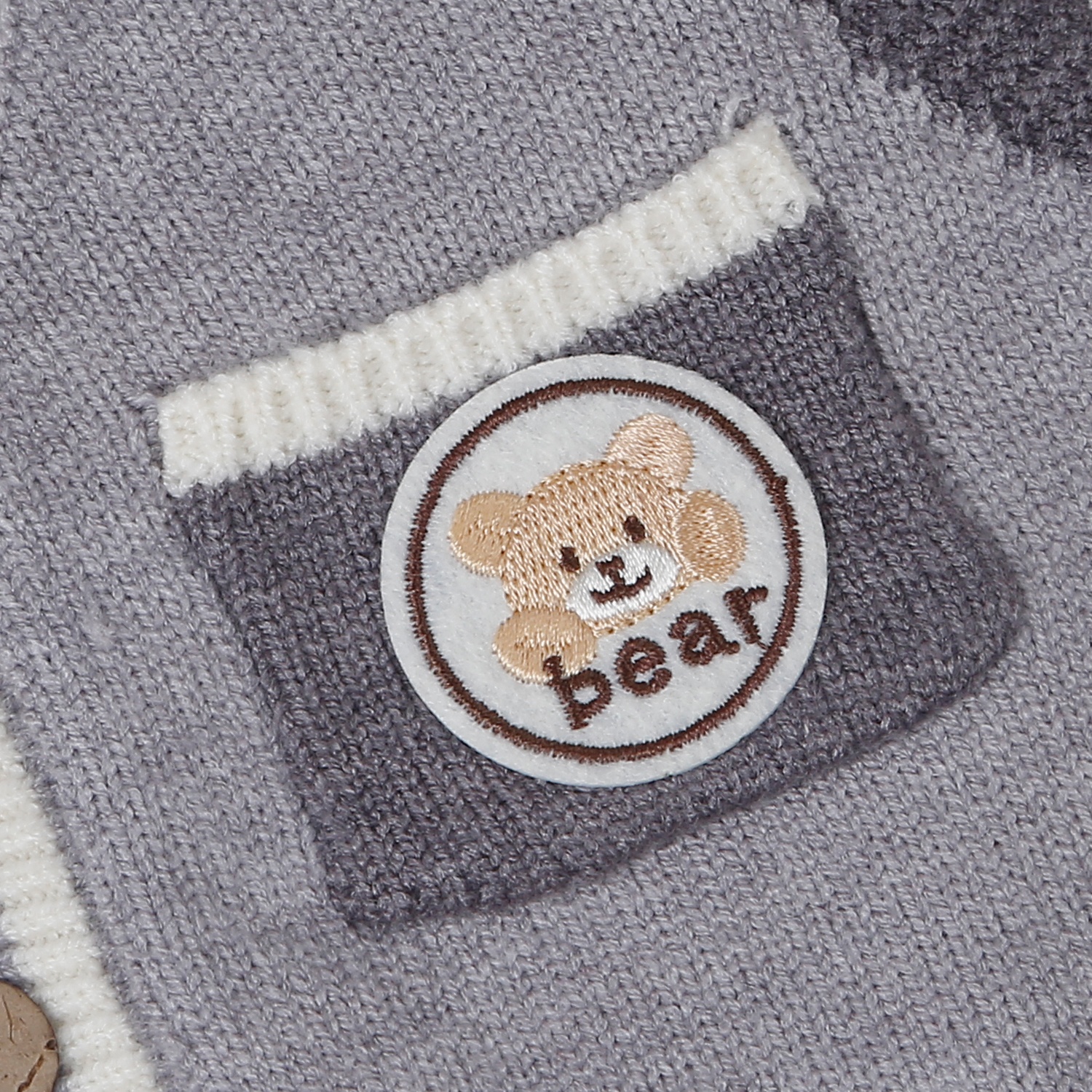 Áo Gile len bé trai Mamago cài cúc có túi 25M-G10 (Ghi)