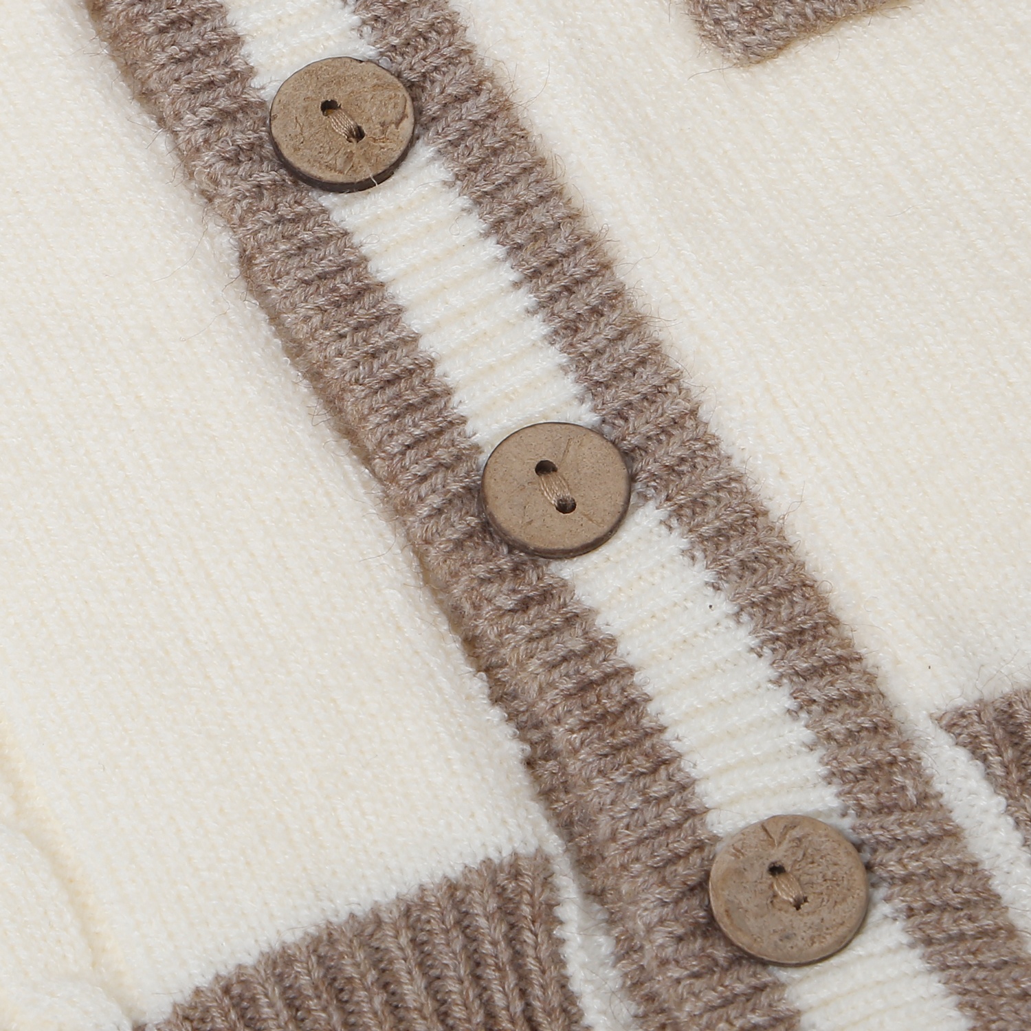 Áo Gile len bé trai Mamago cài cúc có túi 25M-G10 (Trắng) 