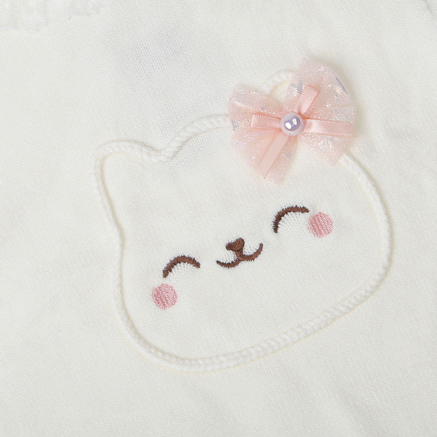 Đường may chi tiết tỉ mỉ cùng viền bo chắc chắn giúp chiếc áo luôn giữ được dáng sau nhiều lần giặt.