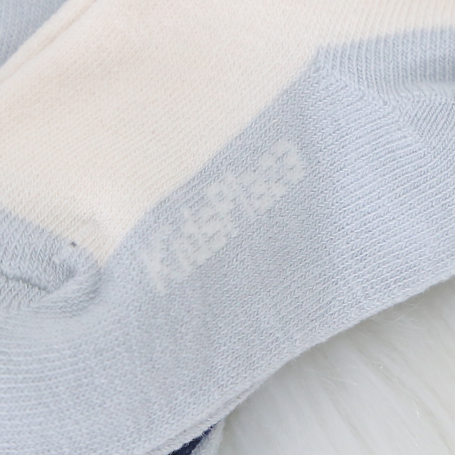 Tất đi mùa đông cho bé