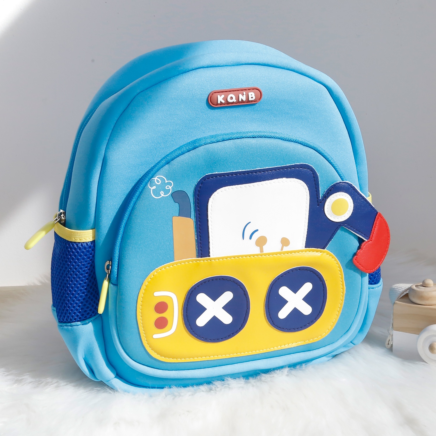 Balo trẻ em KAQINOBE hình ô tô cá tính (Xanh dương) hình 2