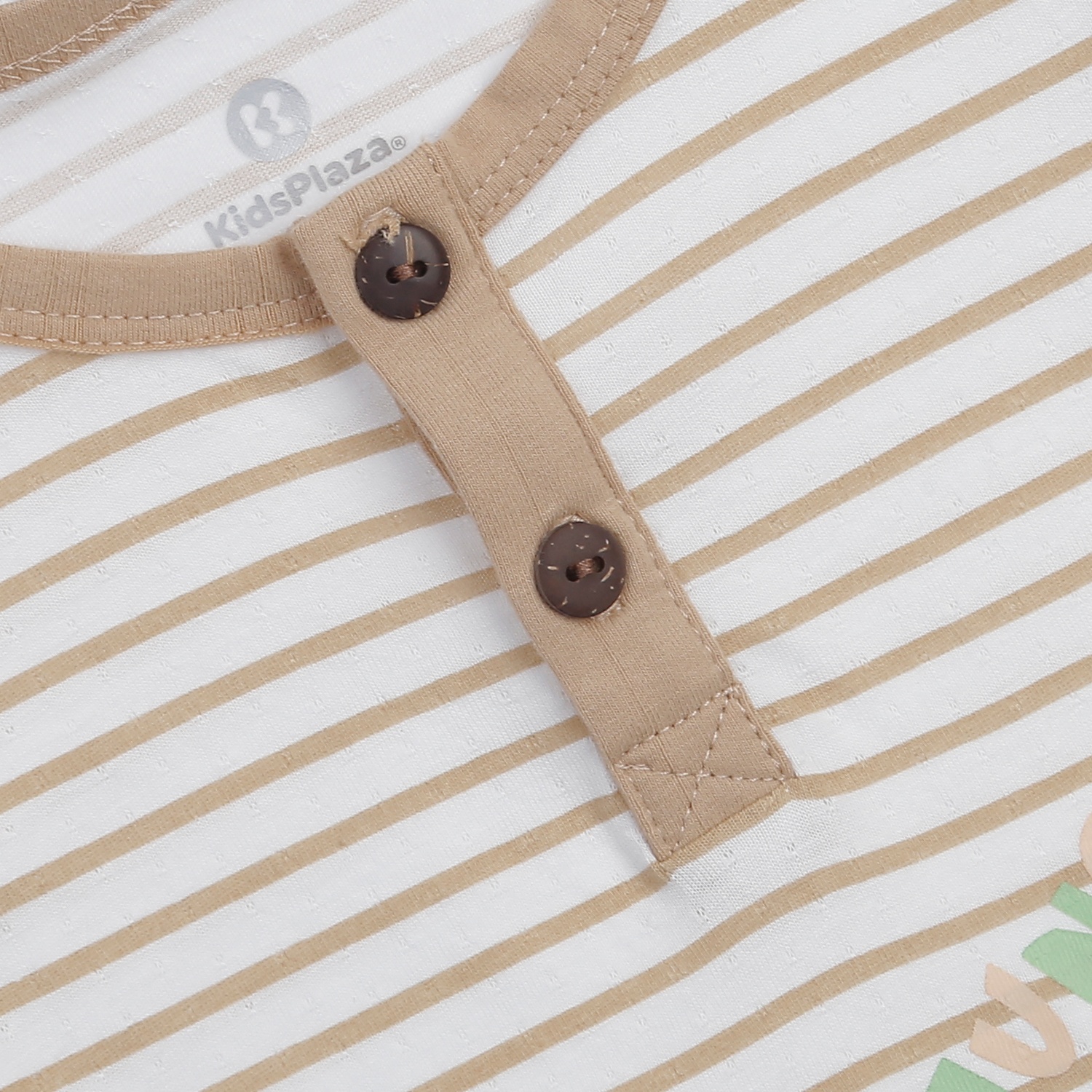 Thiết kế khuy cài cổ áo tinh tế