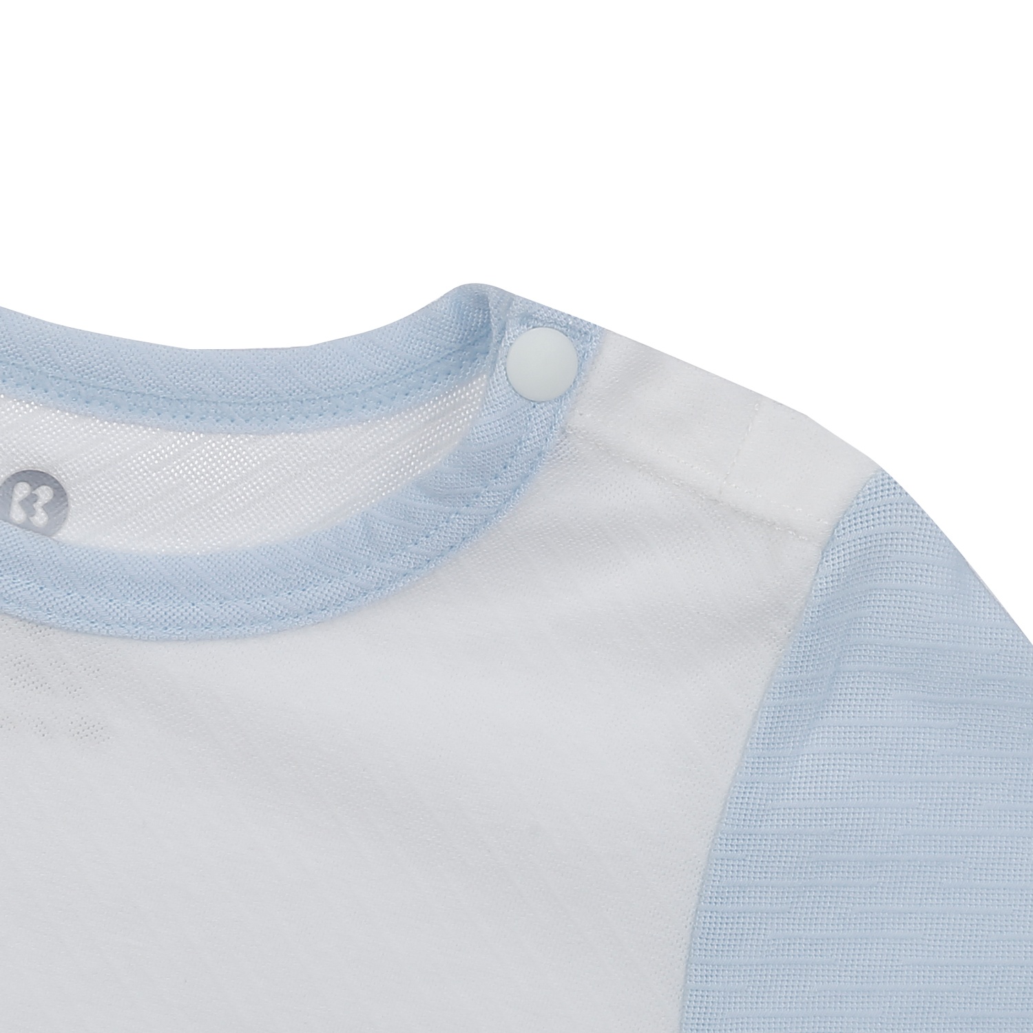 Thiết kế khuy bấm trên vai tiện lợi, dễ dàng