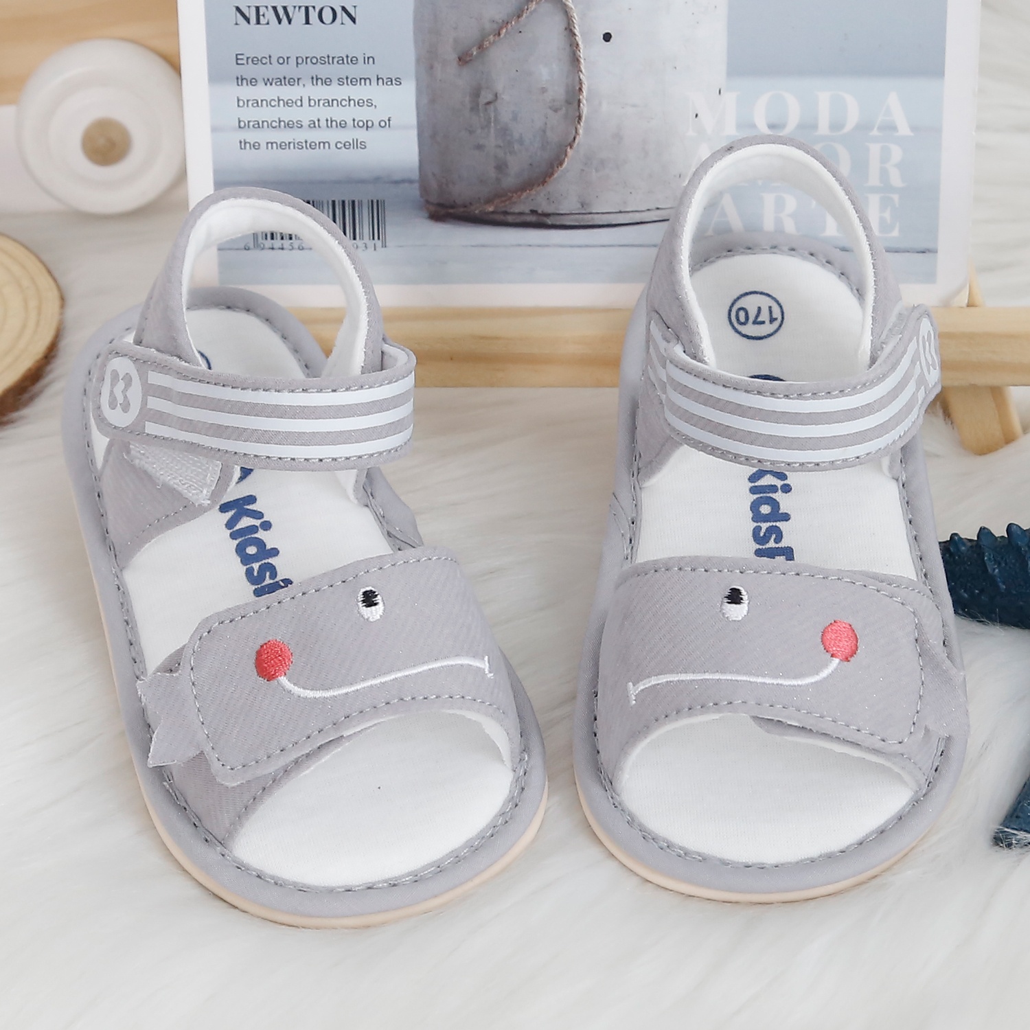 Dép tập đi Sandal KidsPlaza đính cá mập 24K-S07 (Ghi)