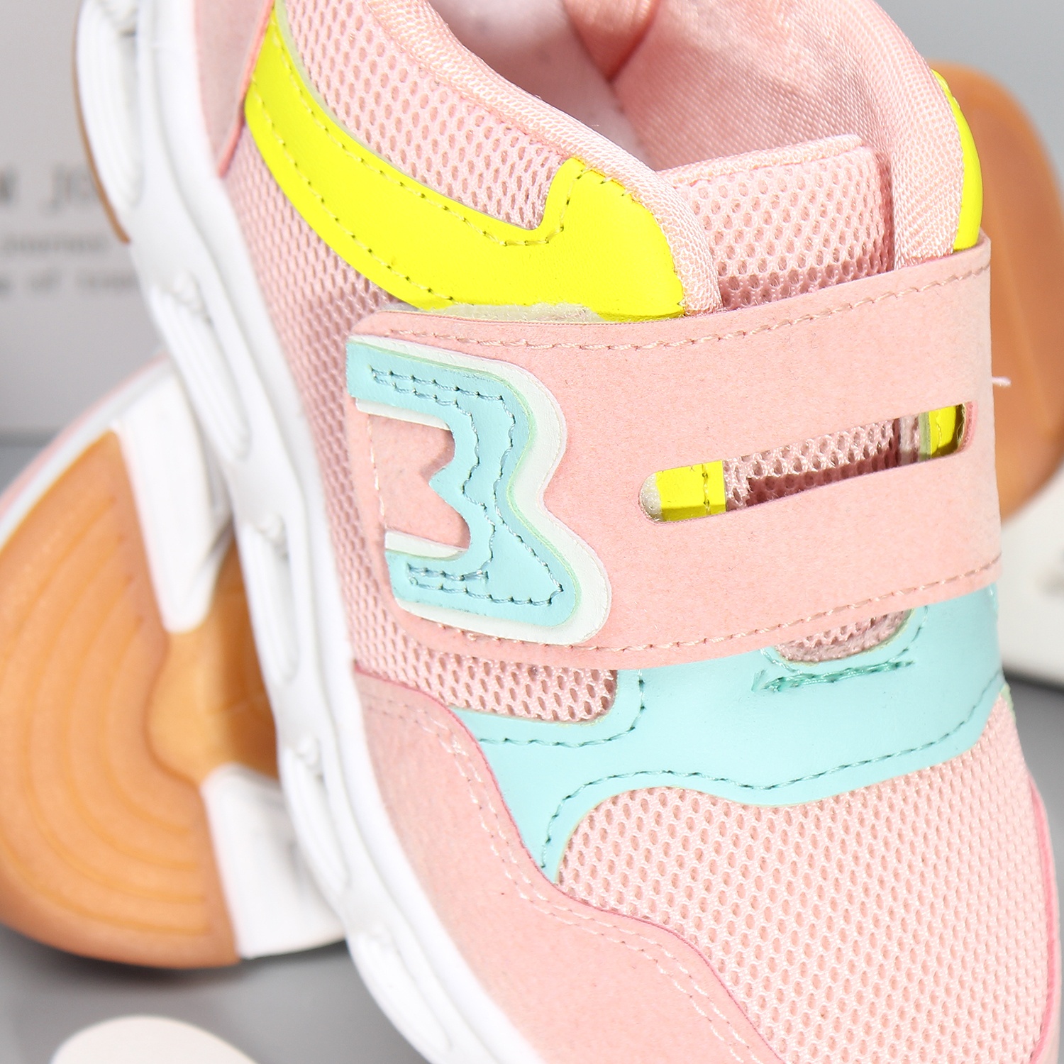 Giày thời trang bé gái Mamago kèm đèn LED HW4 hình 2