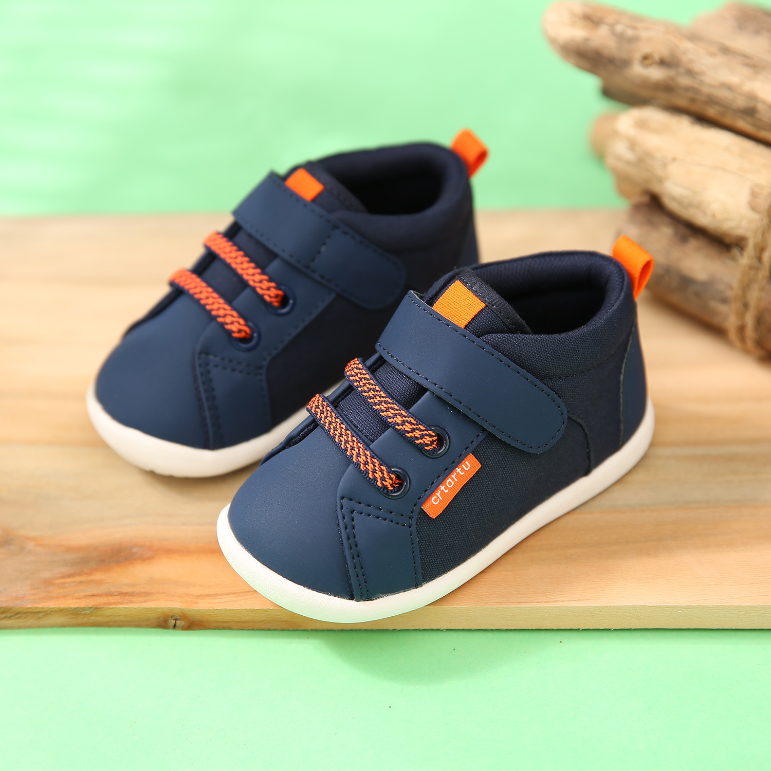 Giày thời trang bé trai Crtartu tím than dây vàng XAH11-B hình 3