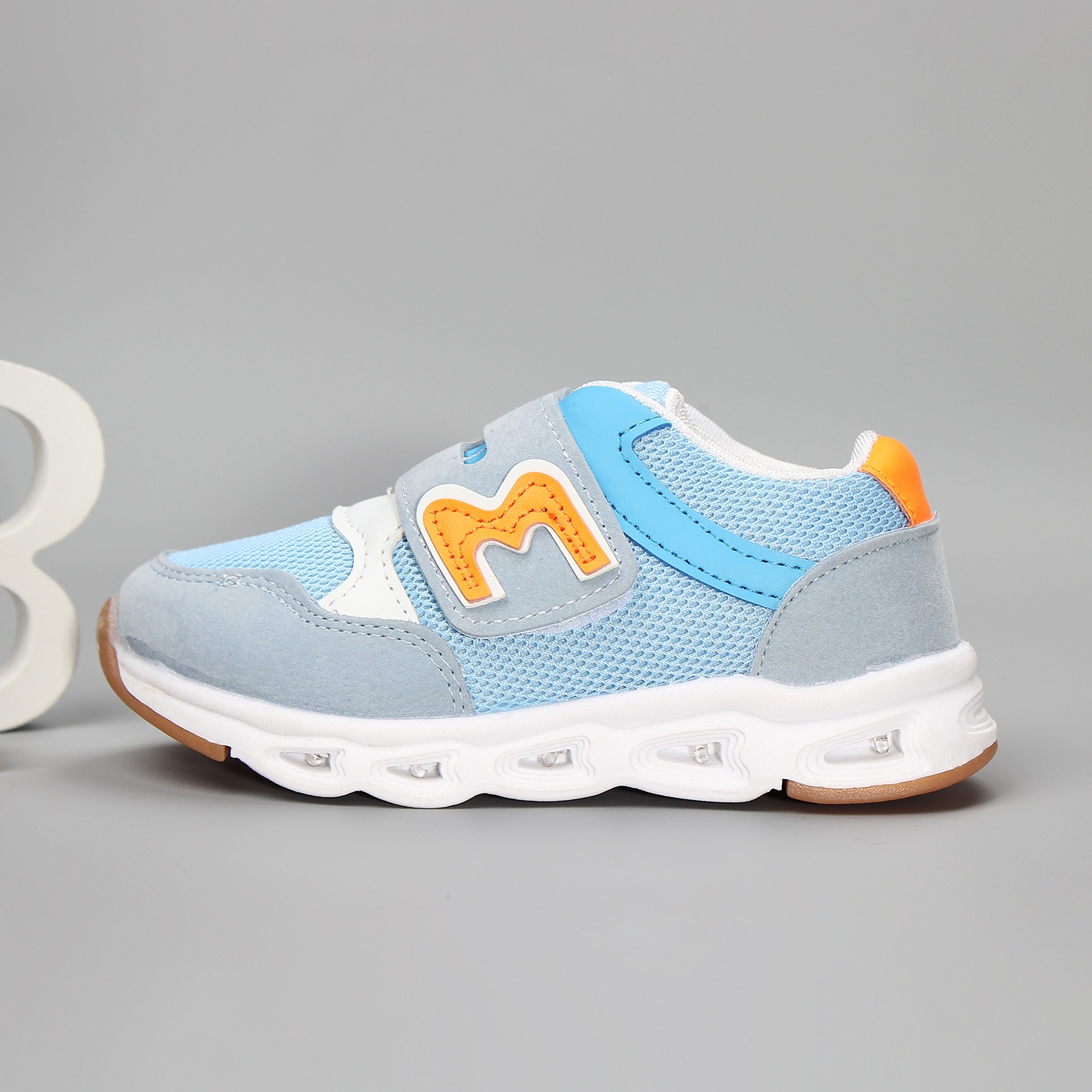 Giày thời trang bé trai Mamago kèm đèn LED HW12 hình 3