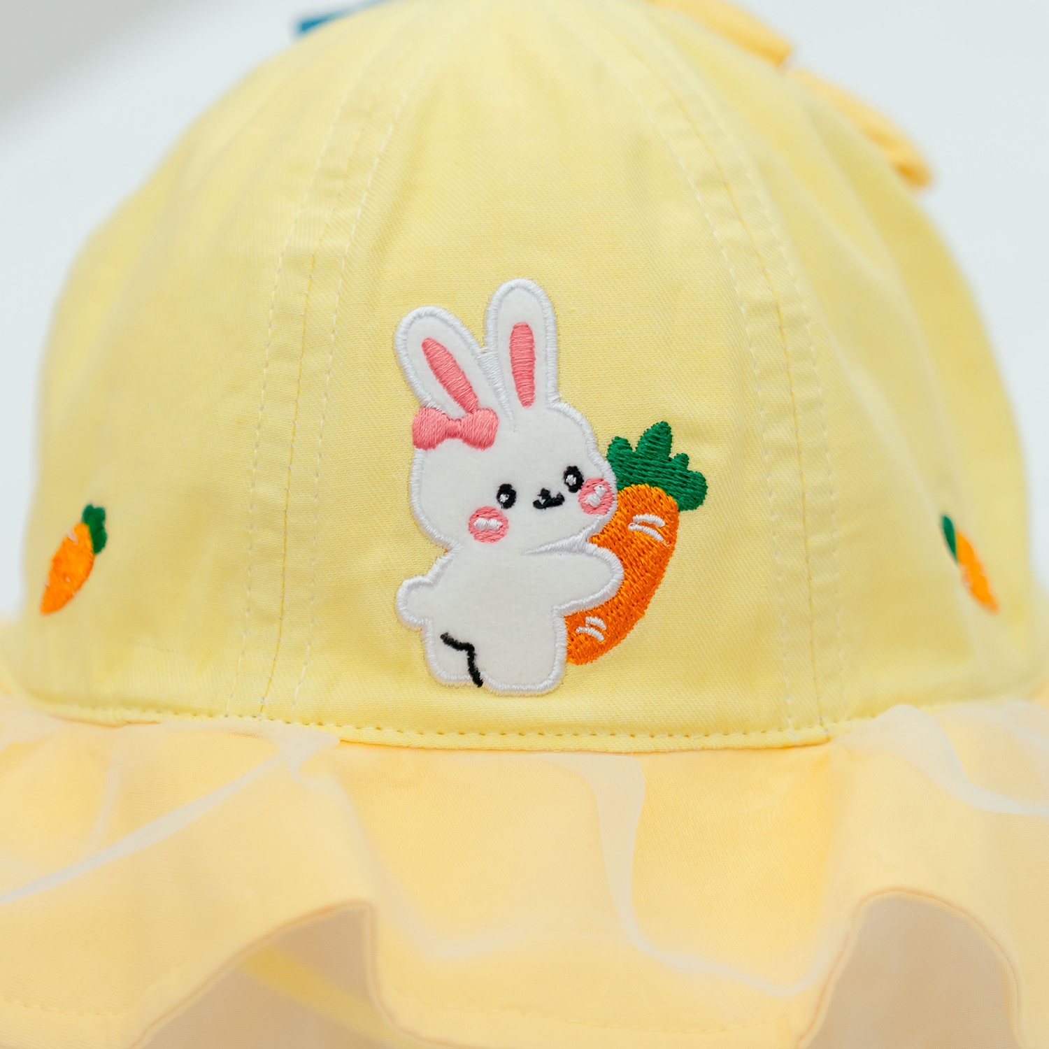 Mũ vành bé gái phủ voan Kidsplaza thêu thỏ cà rốt DN26 (Vàng) hình 2