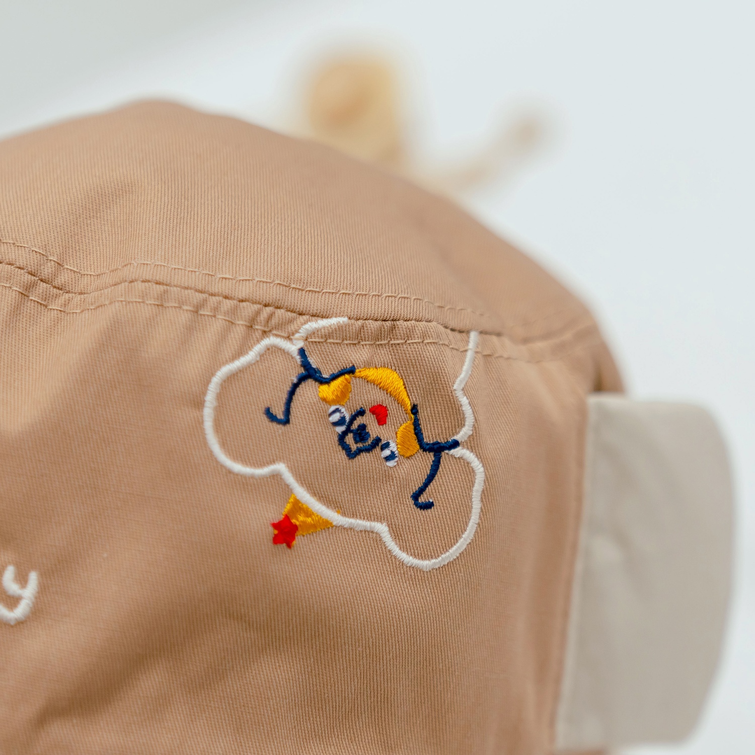 Mũ vành bé trai phủ voan Kidsplaza thêu voi DN26 (Nâu) hình 4