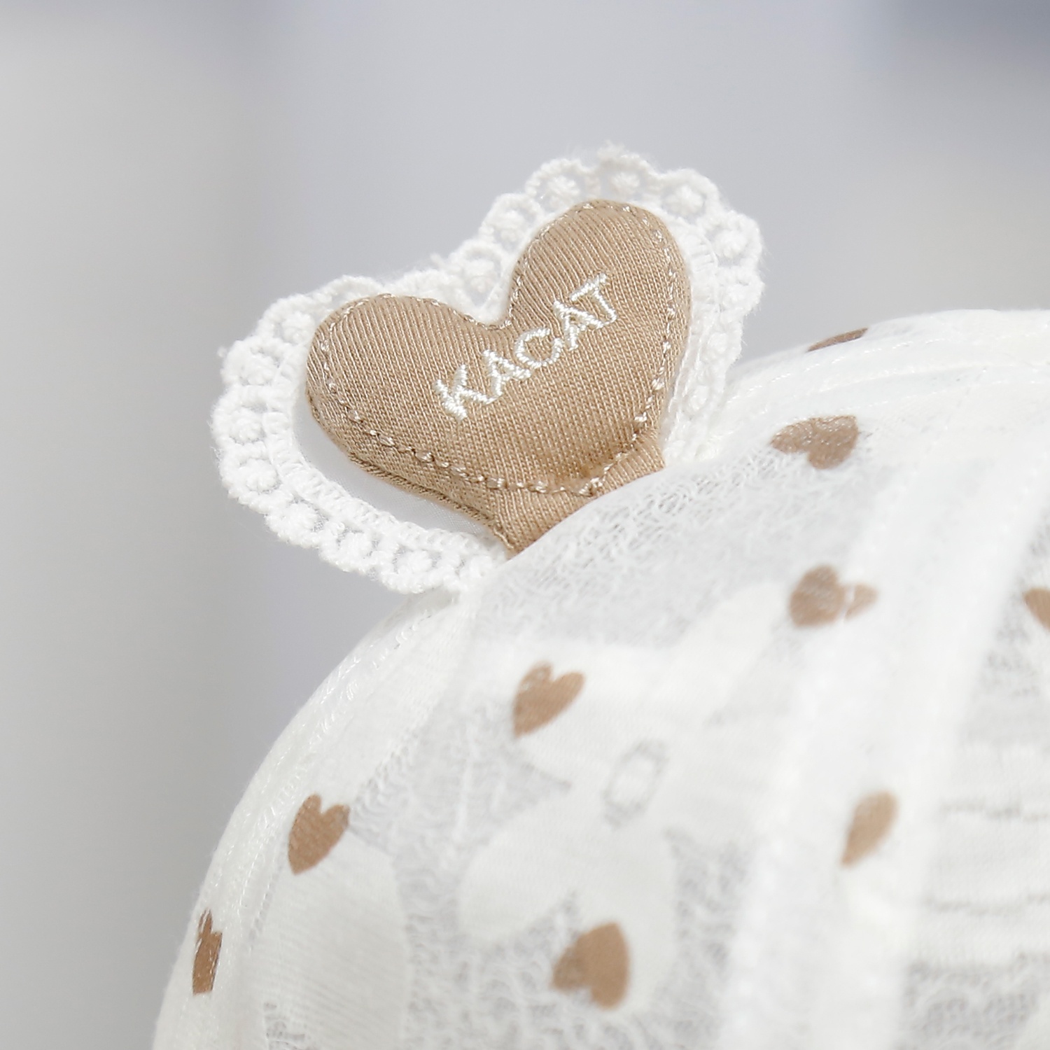 Mũ thời trang KidsPlaza đính 2 trái tim 25K-H17 Size 48 (Nâu) hình 3