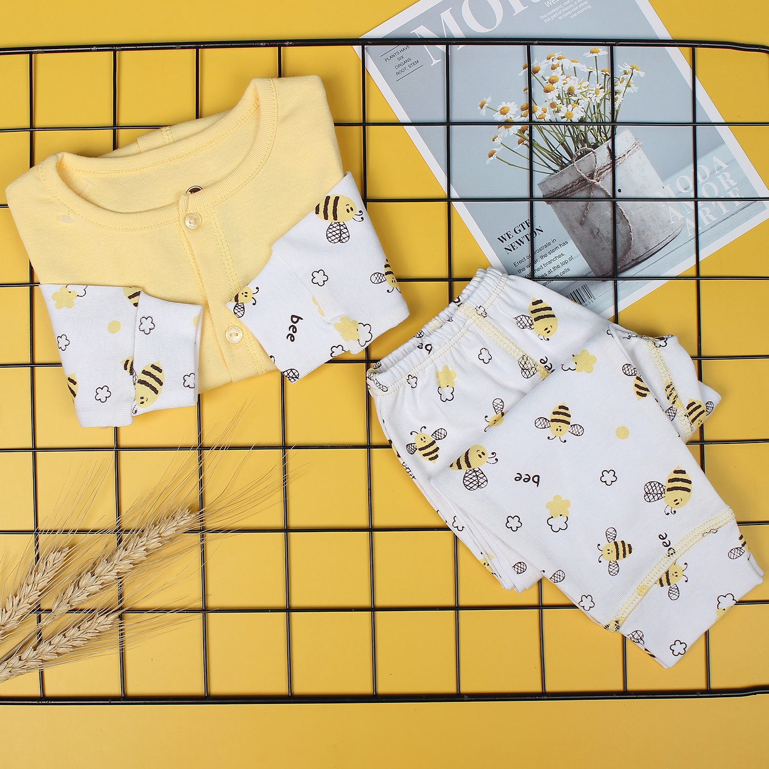 Bộ sơ sinh cài giữa hình chú ong in tay Mamago NĐ19 (Vàng) hình 1