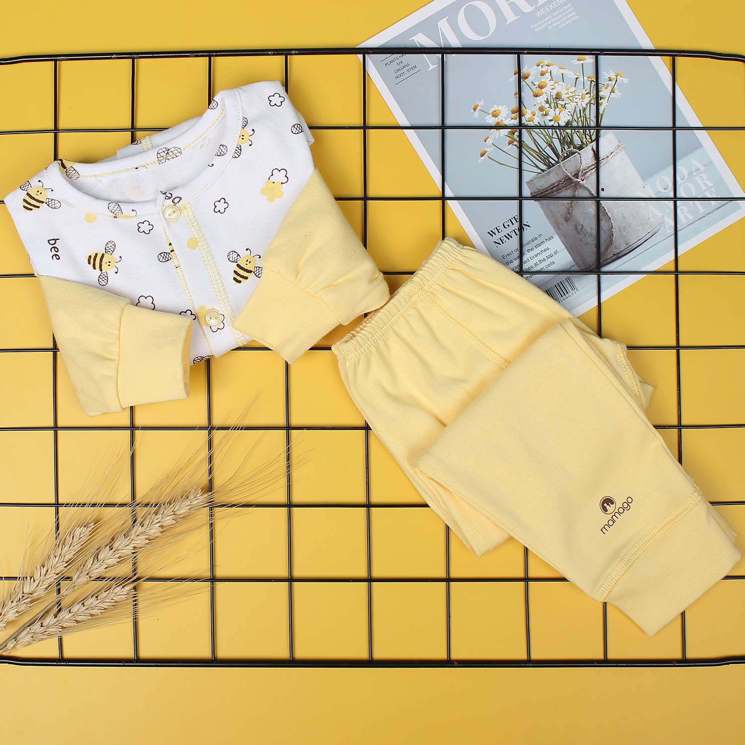 Bộ sơ sinh cài giữa hình chú ong in thân Mamago NĐ19 (Vàng) hình 1