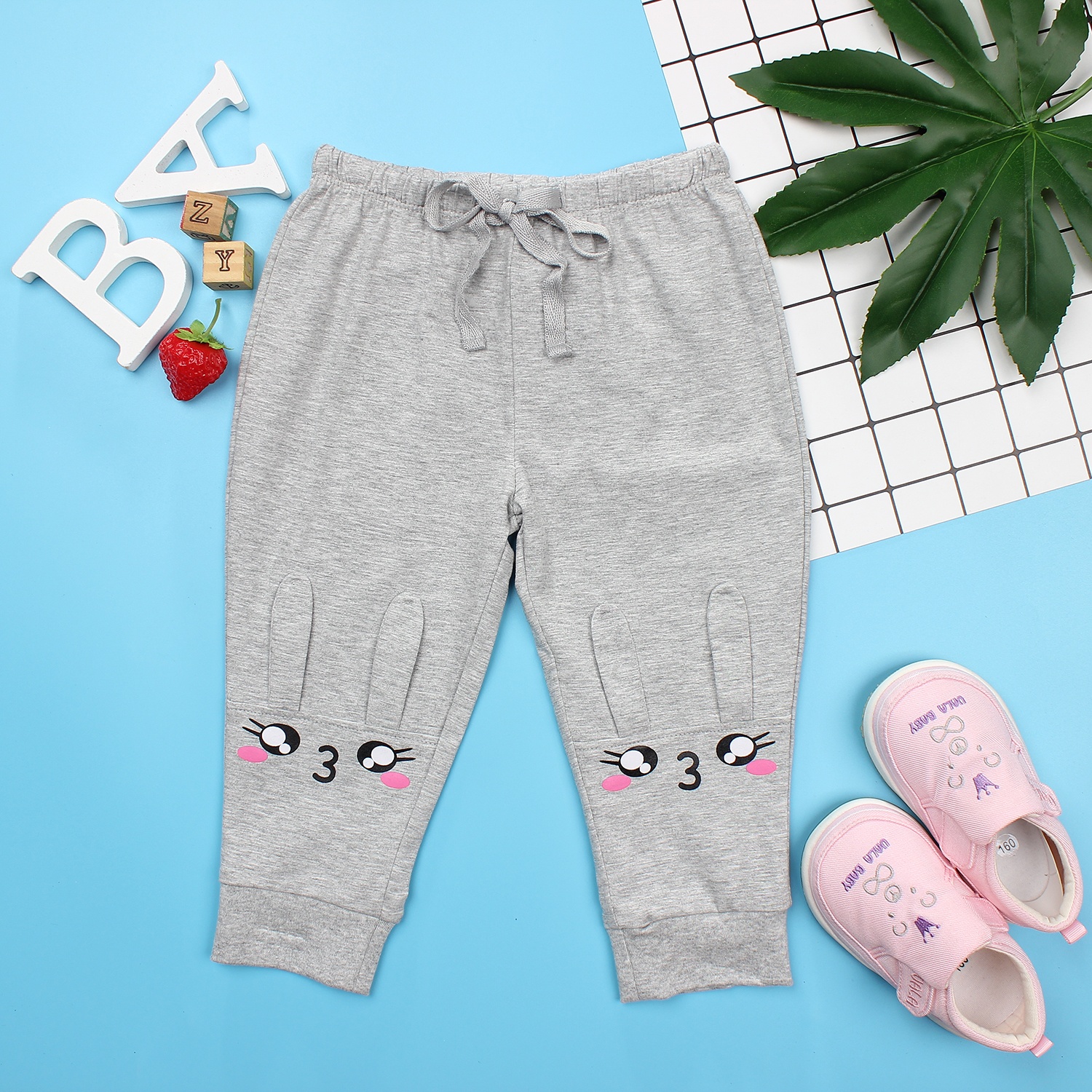 Quần dài bé gái cotton Mamago in hình chú thỏ (Ghi) hình 3