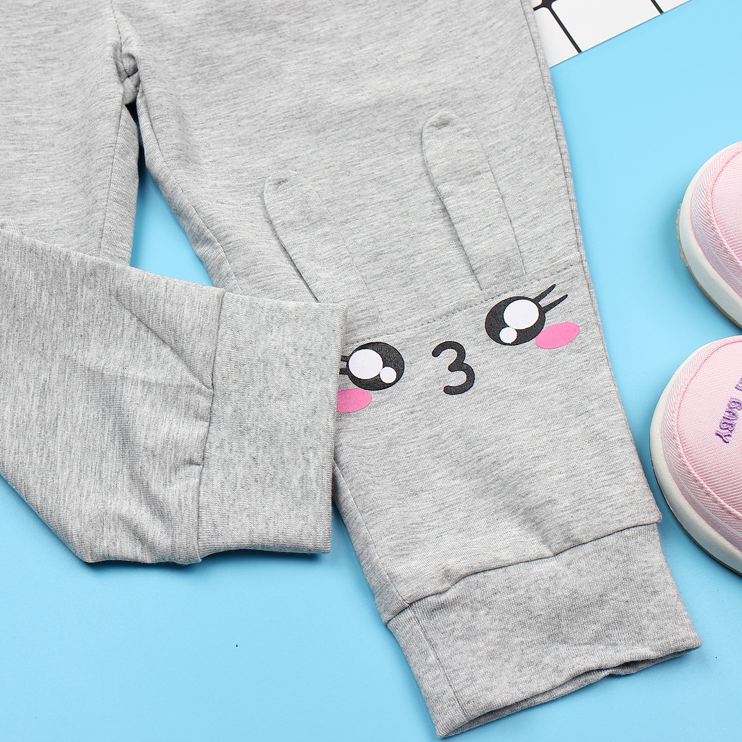 Quần dài bé gái cotton Mamago in hình chú thỏ (Ghi) hình 1