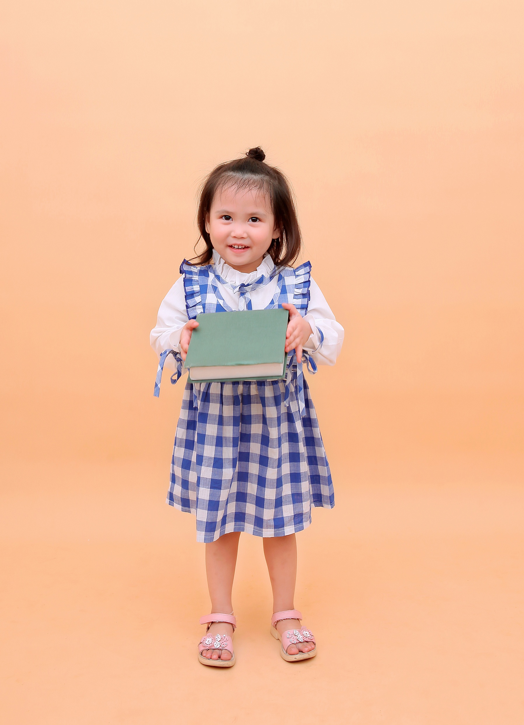 Váy kẻ trắng xanh kèm áo trắng Kiza hình 2