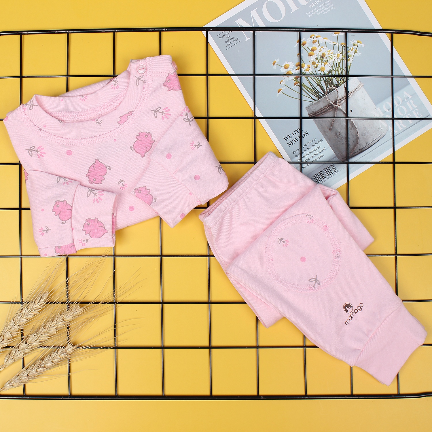 Quần áo sơ sinh cài vai in tay hình chú lợn Mamago NĐ19 (Hồng) hình 1