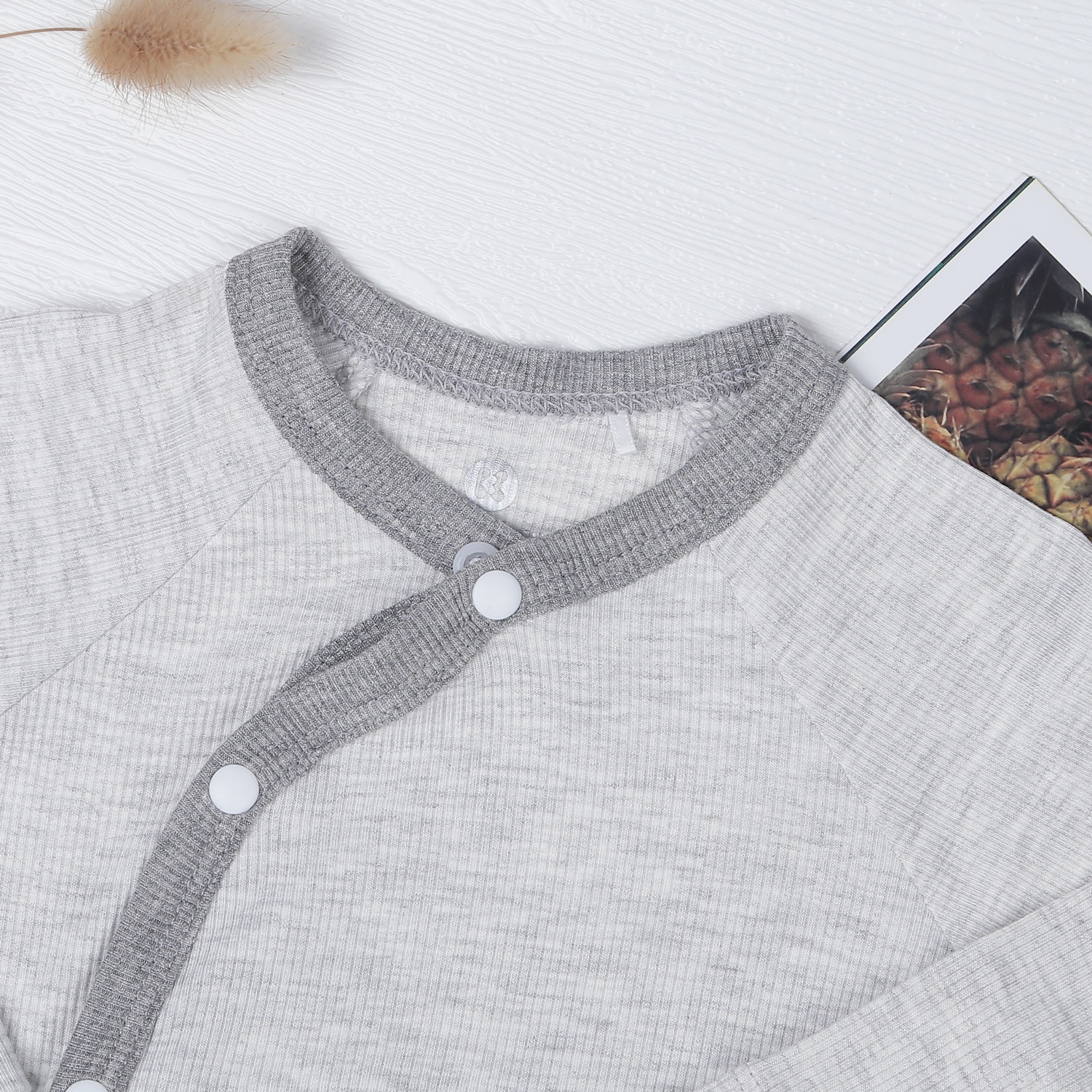 Bộ sơ sinh dài tay cài lệch kẻ tăm KidsPlaza ND22T (Ghi) hình 2