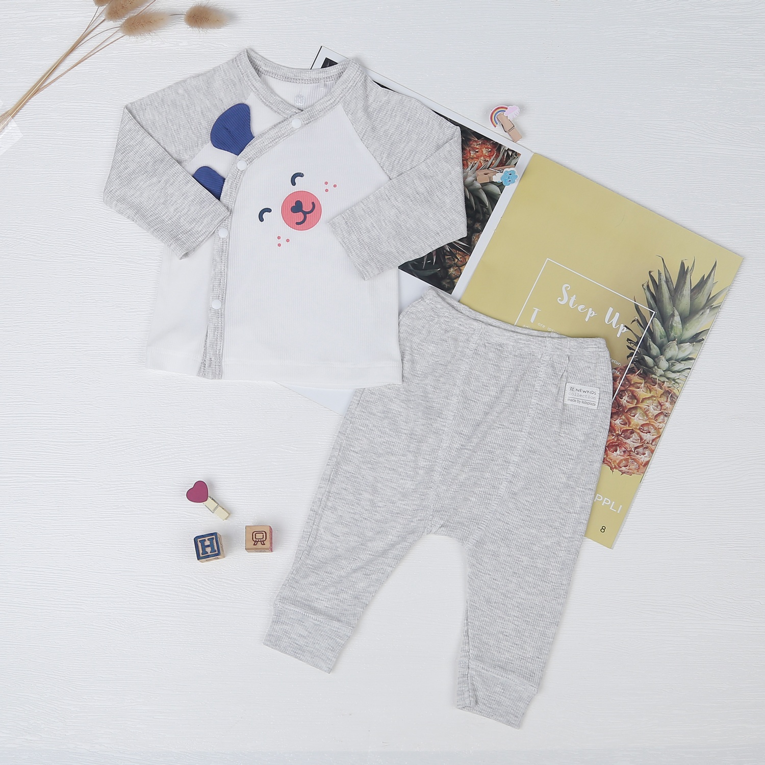 Bộ sơ sinh cài lệch dài tay kẻ tăm KidsPlaza ND22T (trắng ghi) hình 1