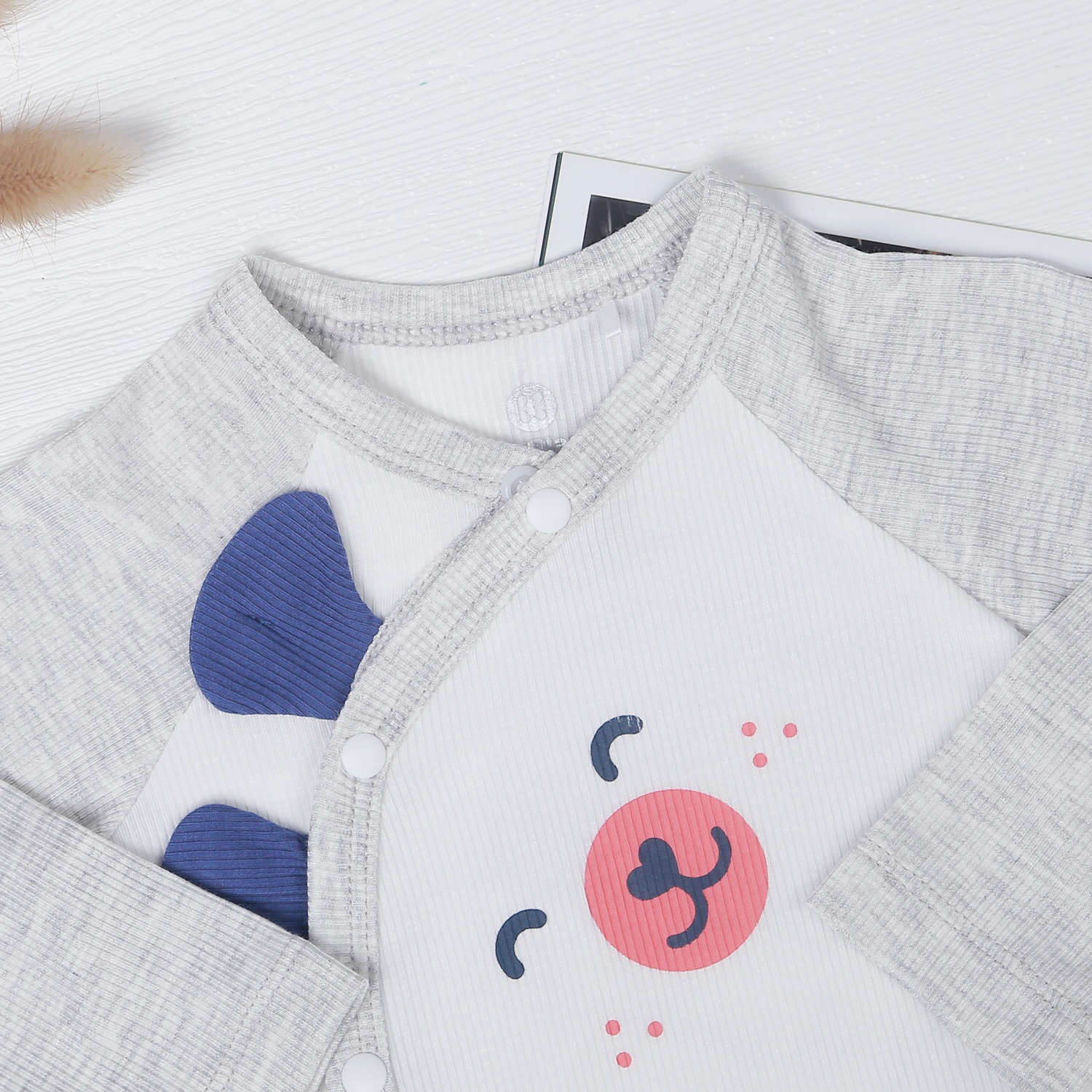 Bộ sơ sinh cài lệch dài tay kẻ tăm KidsPlaza ND22T (trắng ghi) hình 3