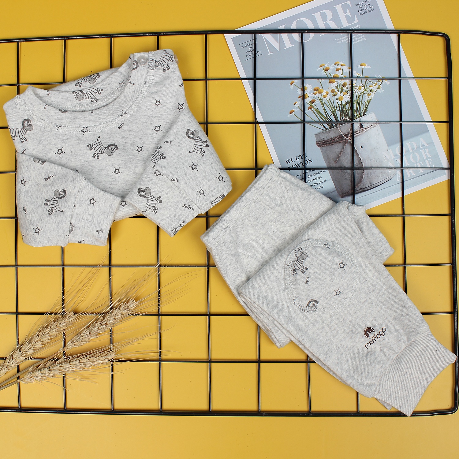 Bộ sơ sinh cài vai in tay hình ngựa vằn Mamago NĐ19 (Ghi) hình 1