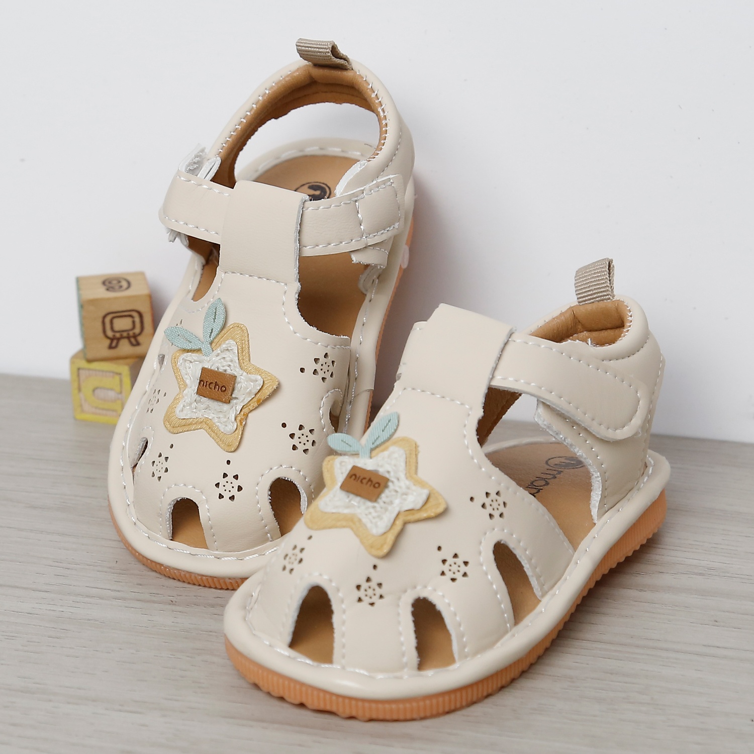 Dép sandal tập đi kèn Mamago 25M-S1 gắn sao (Kem)  hình 1