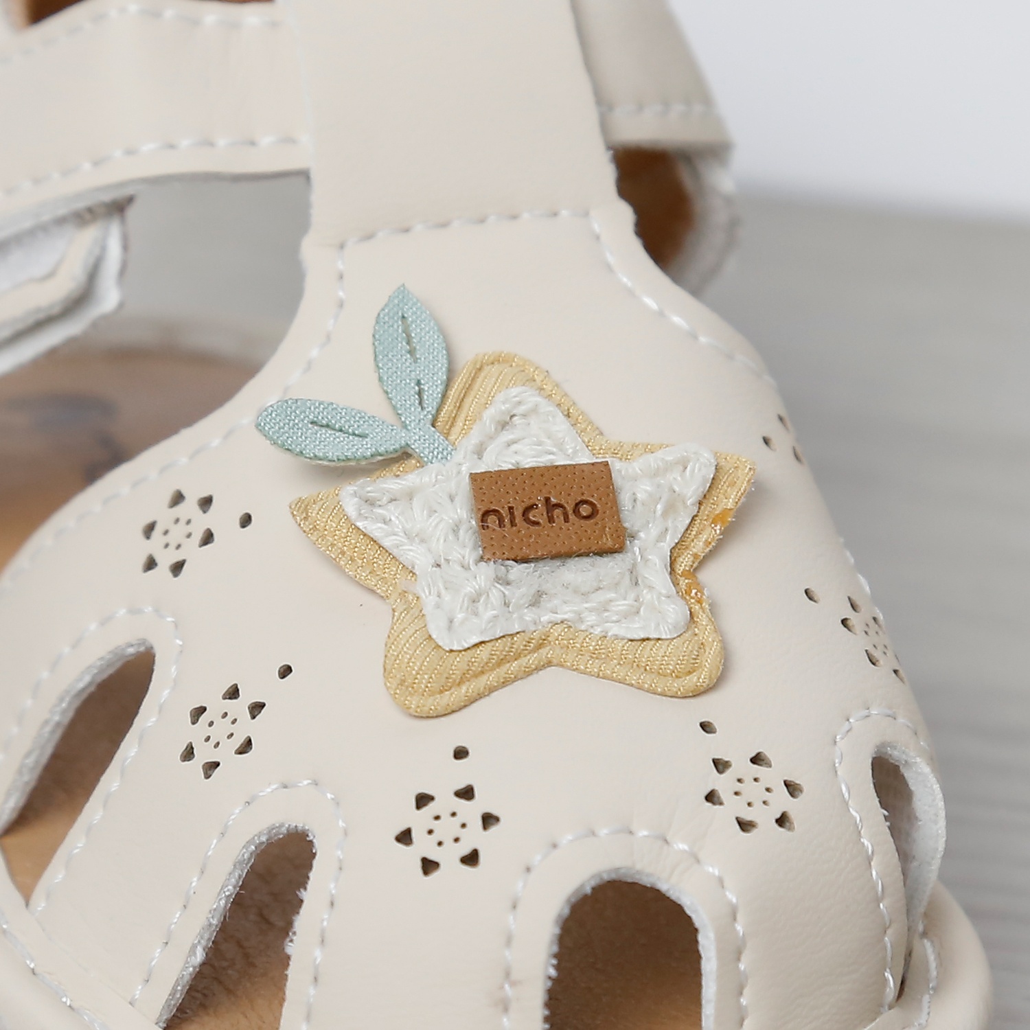 Dép sandal tập đi kèn Mamago 25M-S1 gắn sao (Kem)  hình 2