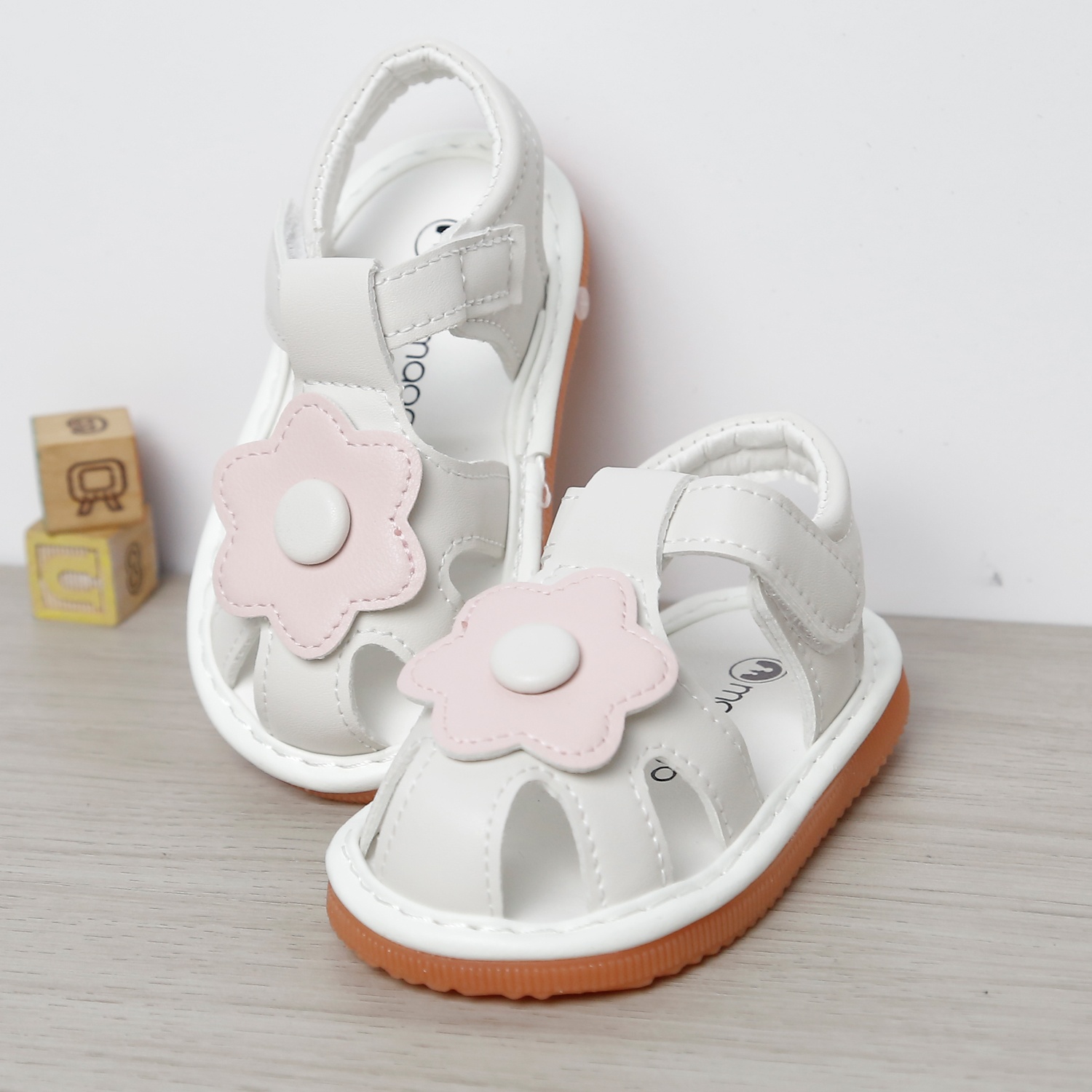 Dép sandal tập đi kèn Mamago 25M-S2 gắn hoa (Trắng) hình 1