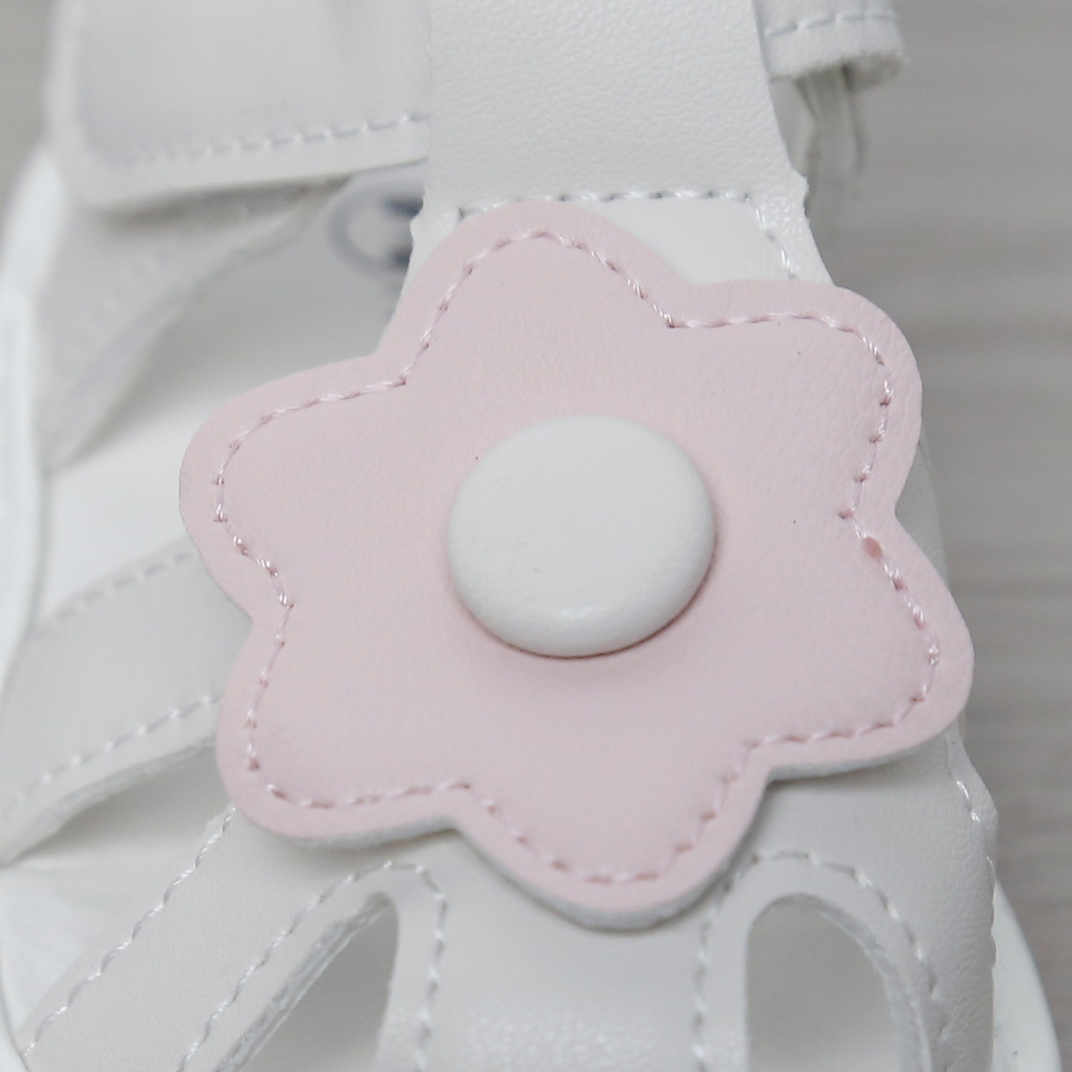 Dép sandal tập đi kèn Mamago 25M-S2 gắn hoa (Trắng) hình 3