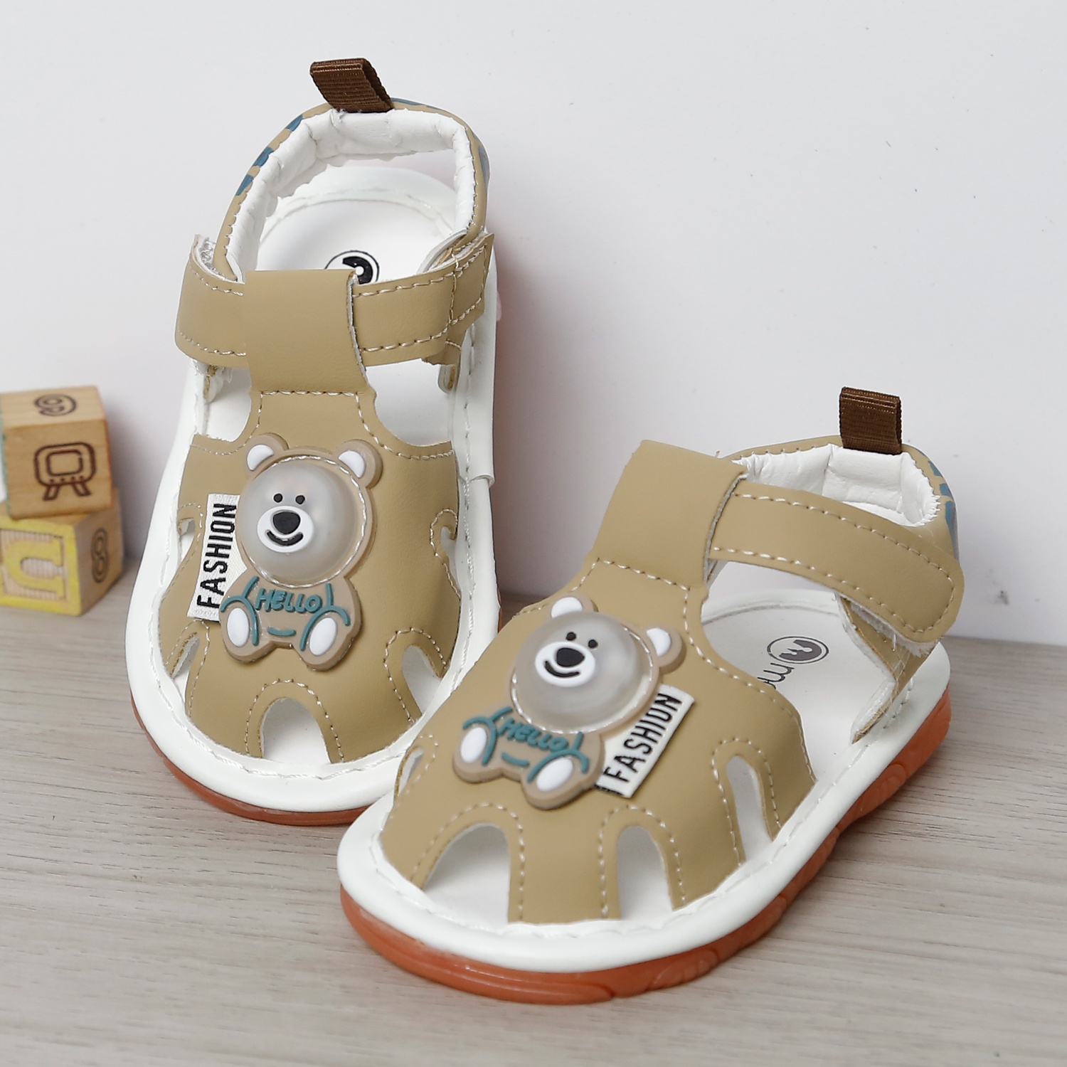 Dép sandal tập đi kèn Mamago 25MS4 gắn gấu (Nâu) 