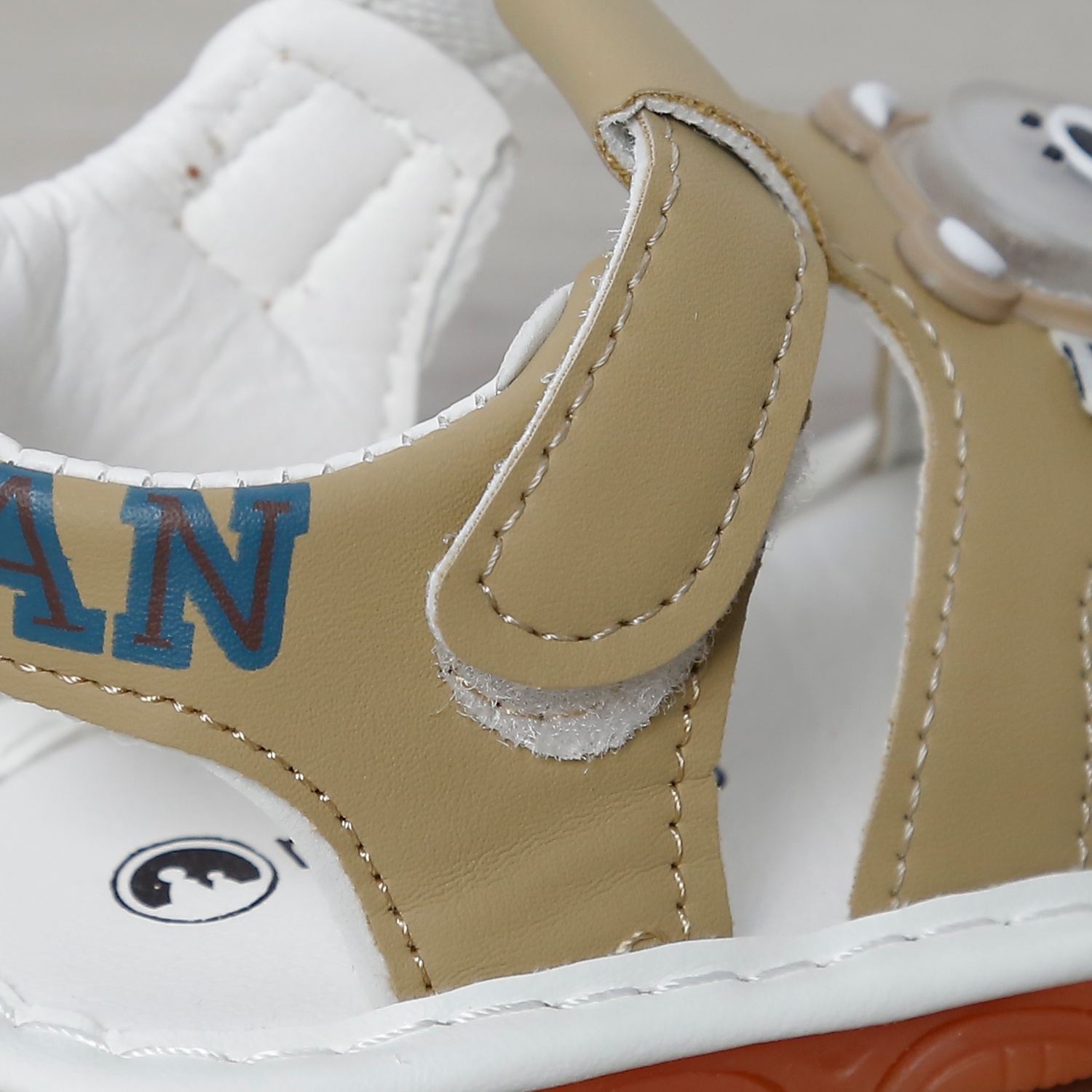 Dép sandal tập đi kèn Mamago 25MS4 gắn gấu (Nâu) 