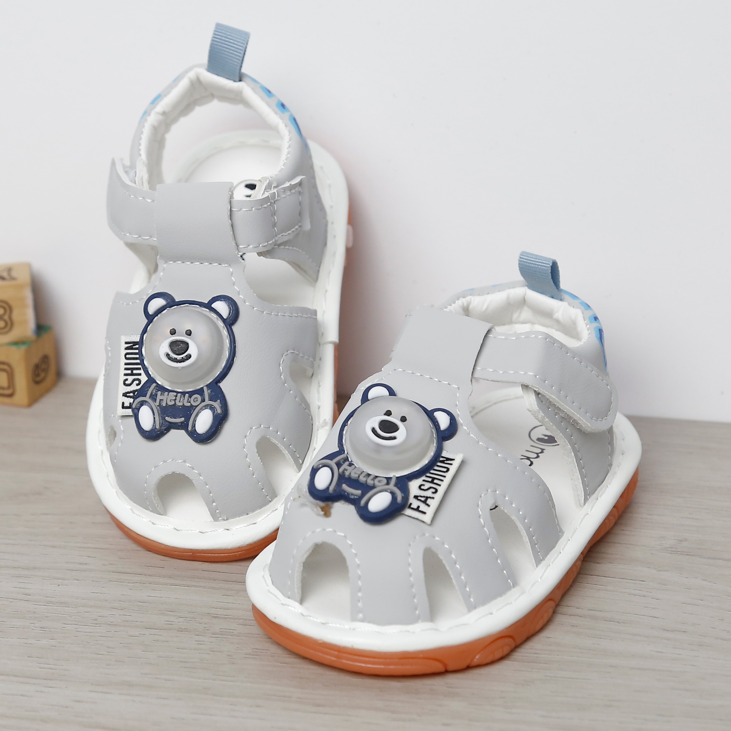 Dép sandal tập đi kèn Mamago 25MS4 gắn gấu (Xám)