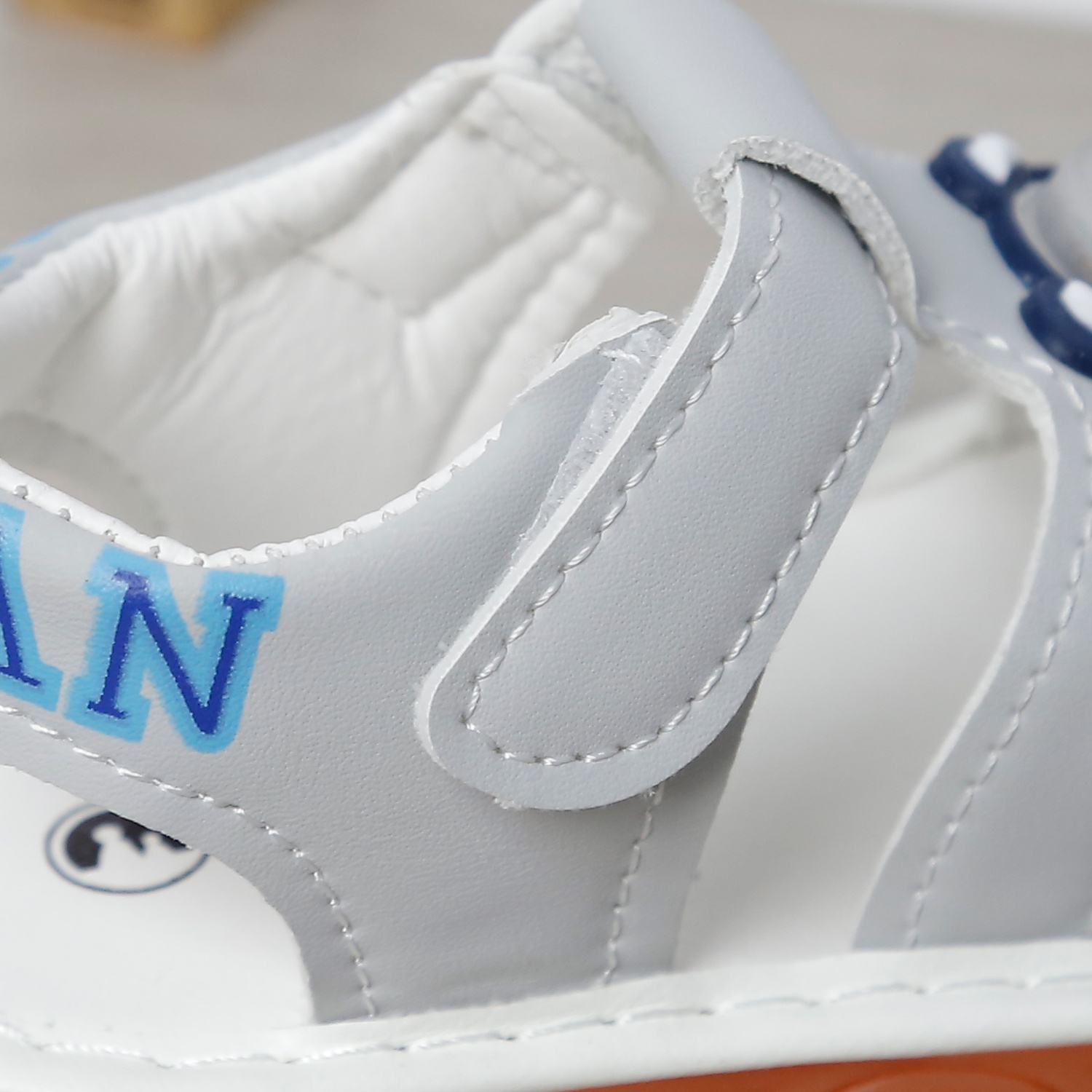 Dép sandal tập đi kèn Mamago 25MS4 gắn gấu (Xám)